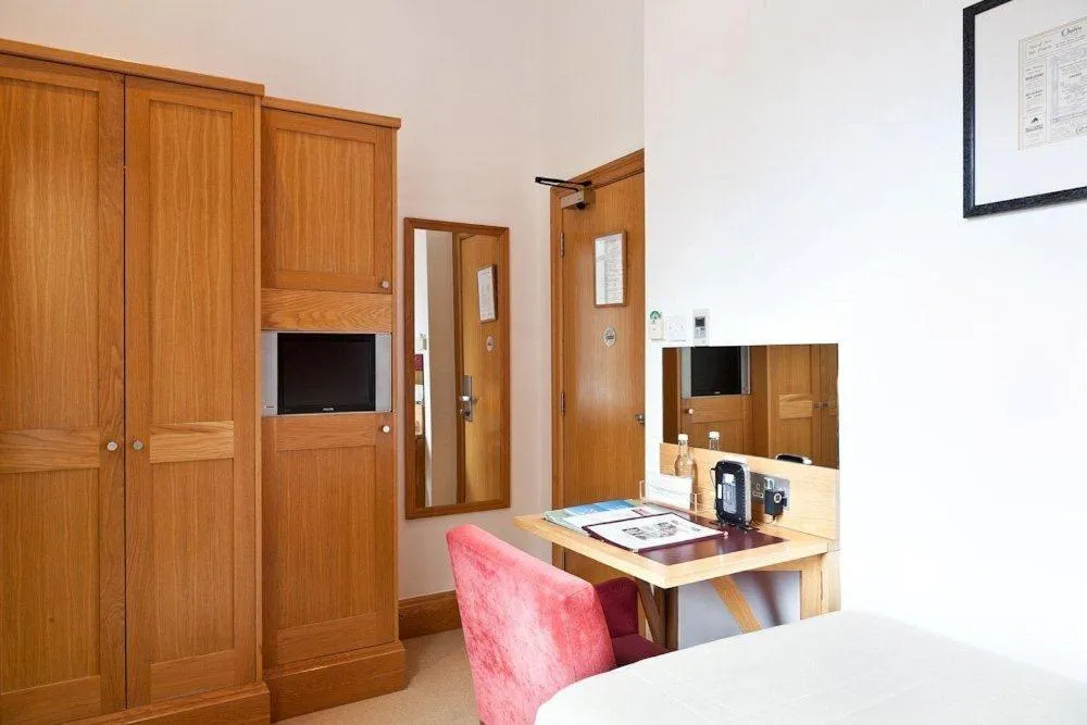 wardrobe, Bed in The Rockwell