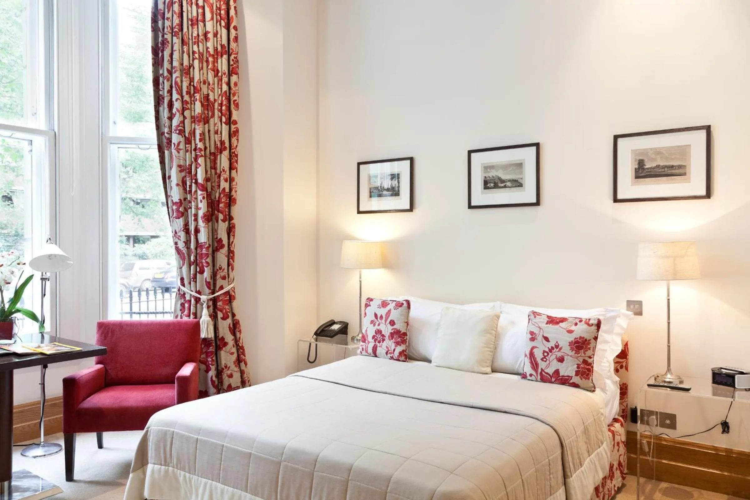 Photo of the whole room, Bed in The Rockwell