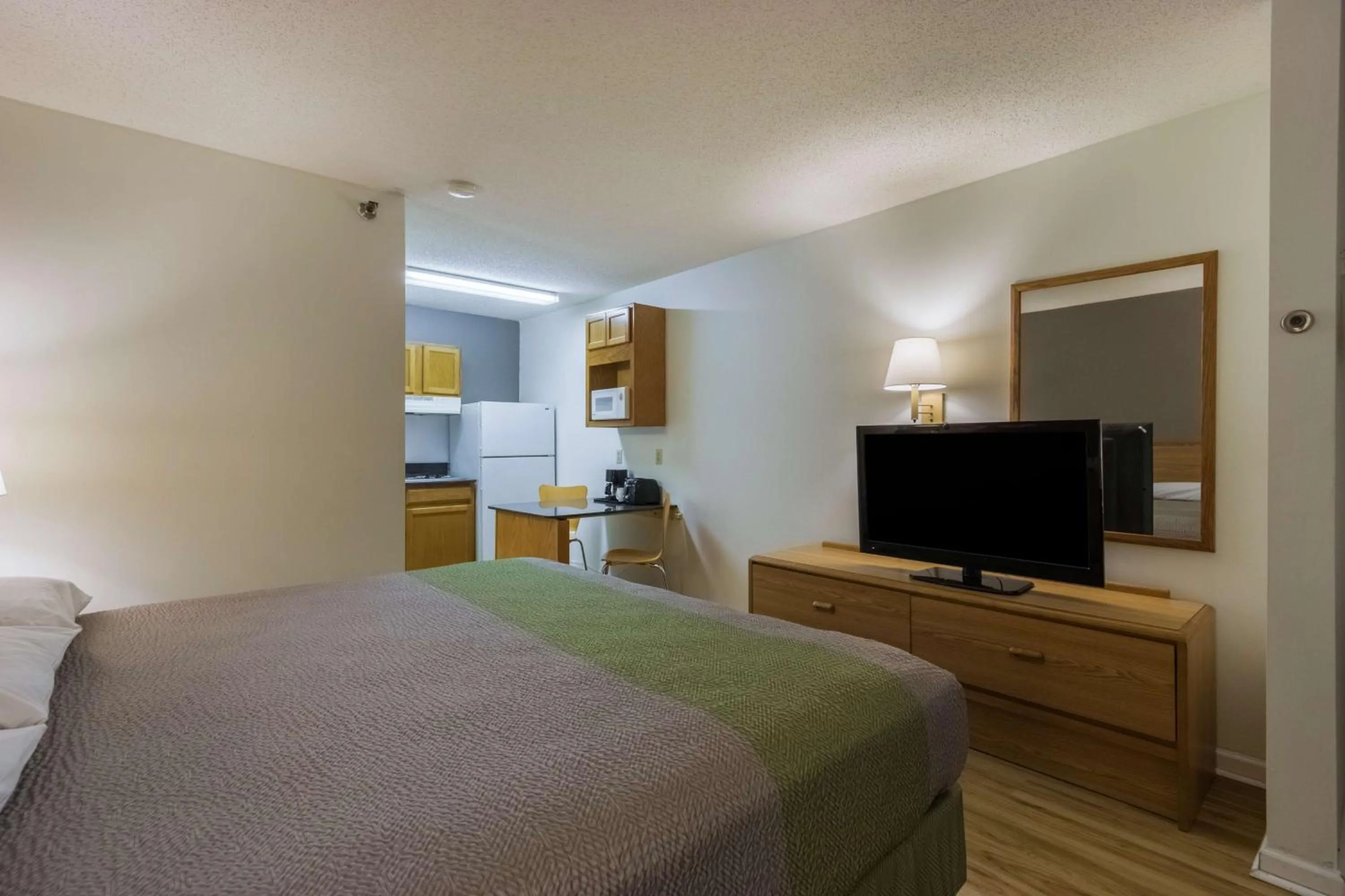 TV and multimedia, Bed in Studio 6-Statesboro, GA