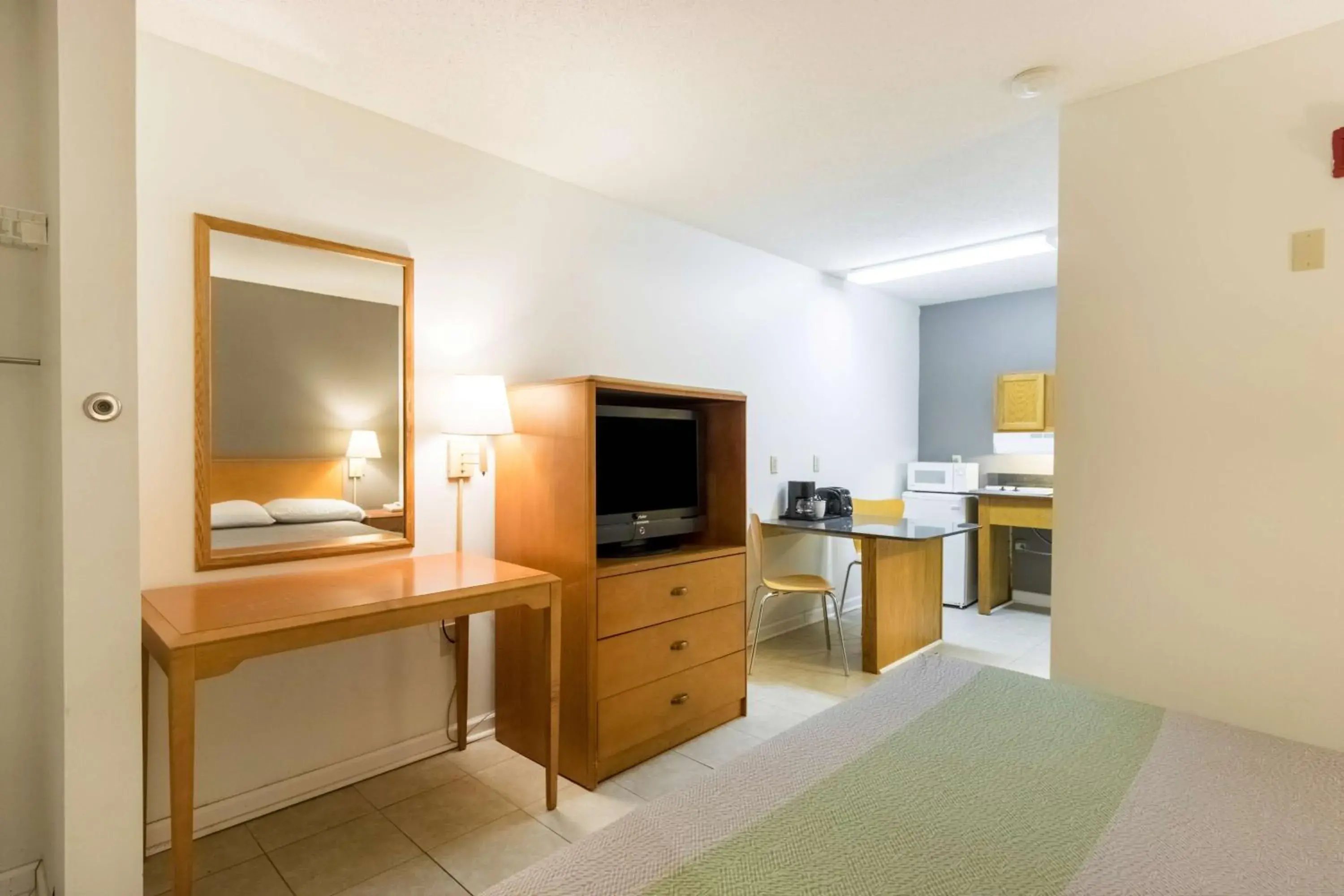 TV and multimedia, Bed in Studio 6-Statesboro, GA TV and multimedia, Bed in Studio 6-Statesboro, GA