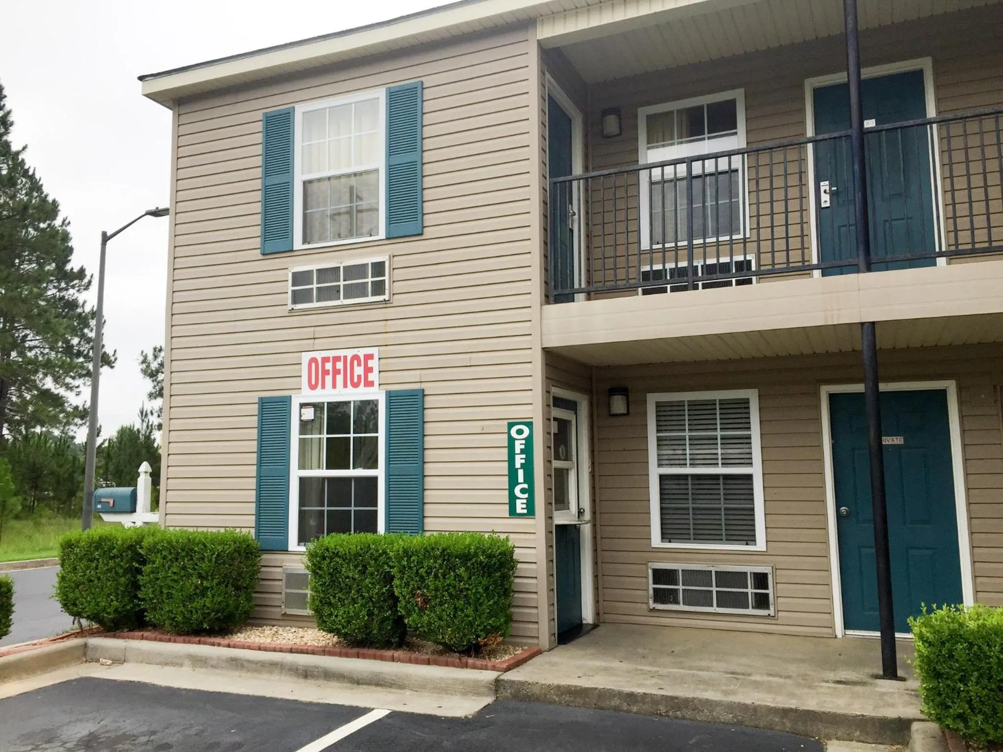 Facade/entrance in Studio 6-Statesboro, GA