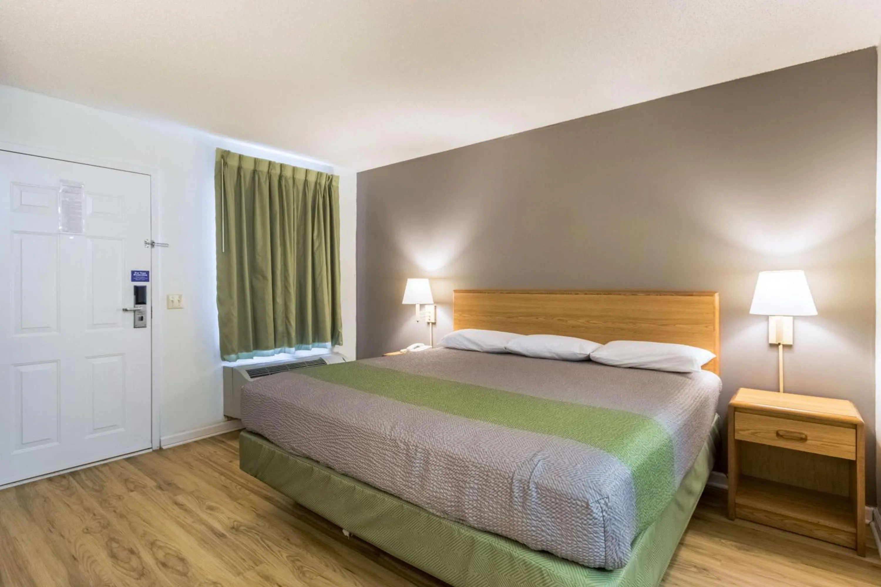 Photo of the whole room, Bed in Studio 6-Statesboro, GA