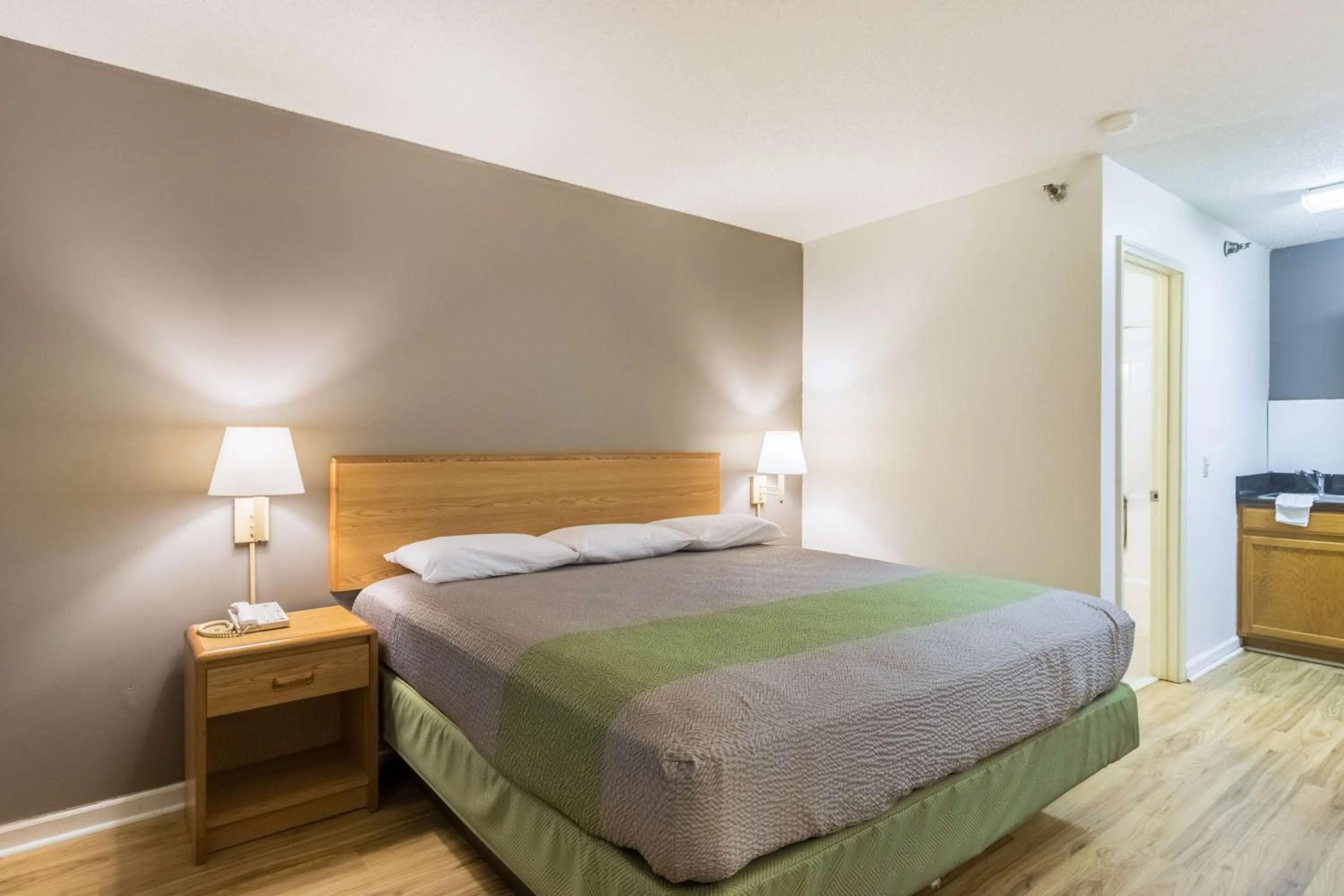 Photo of the whole room, Bed in Studio 6-Statesboro, GA