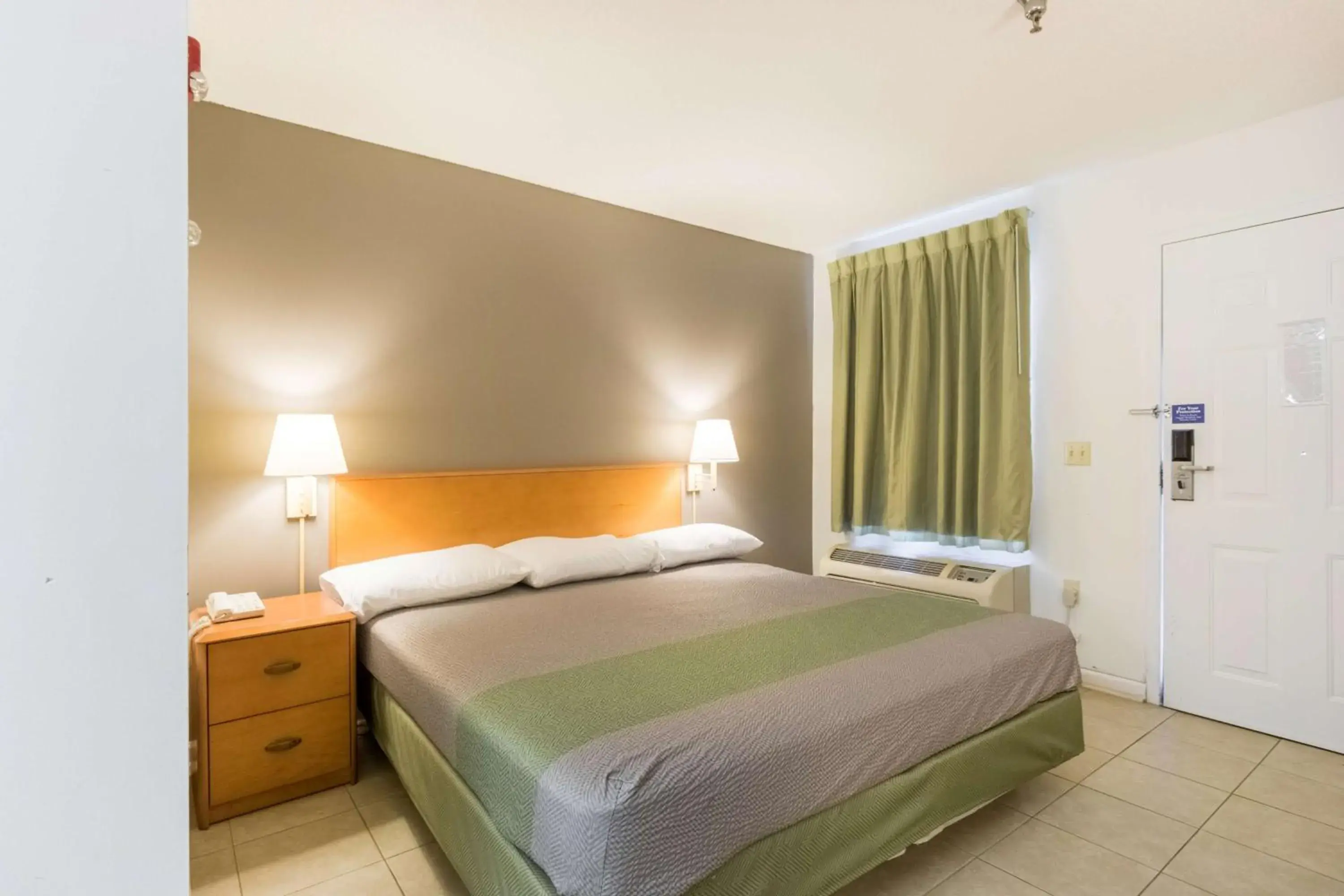 Photo of the whole room, Bed in Studio 6-Statesboro, GA Photo of the whole room, Bed in Studio 6-Statesboro, GA