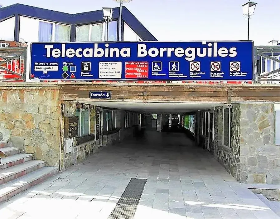 Property logo or sign in TODOSIERRANEVADA ZONA BAJA - MONTBLANC VISTAS A LA MONTANA - Junto a los Telecabinas Property logo or sign in TODOSIERRANEVADA ZONA BAJA - MONTBLANC VISTAS A LA MONTANA - Junto a los Telecabinas