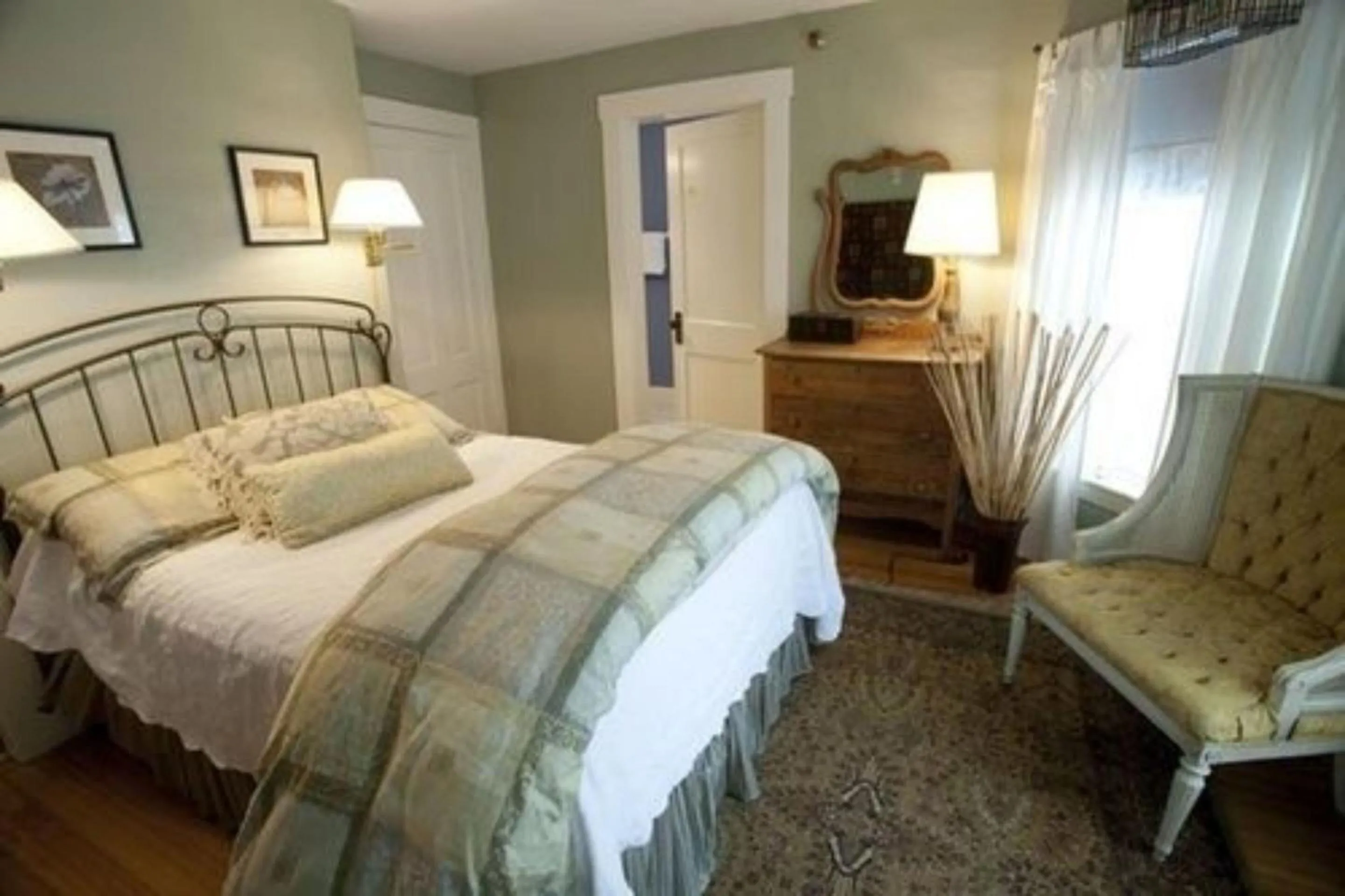 Bedroom, Bed in The Monadnock Inn