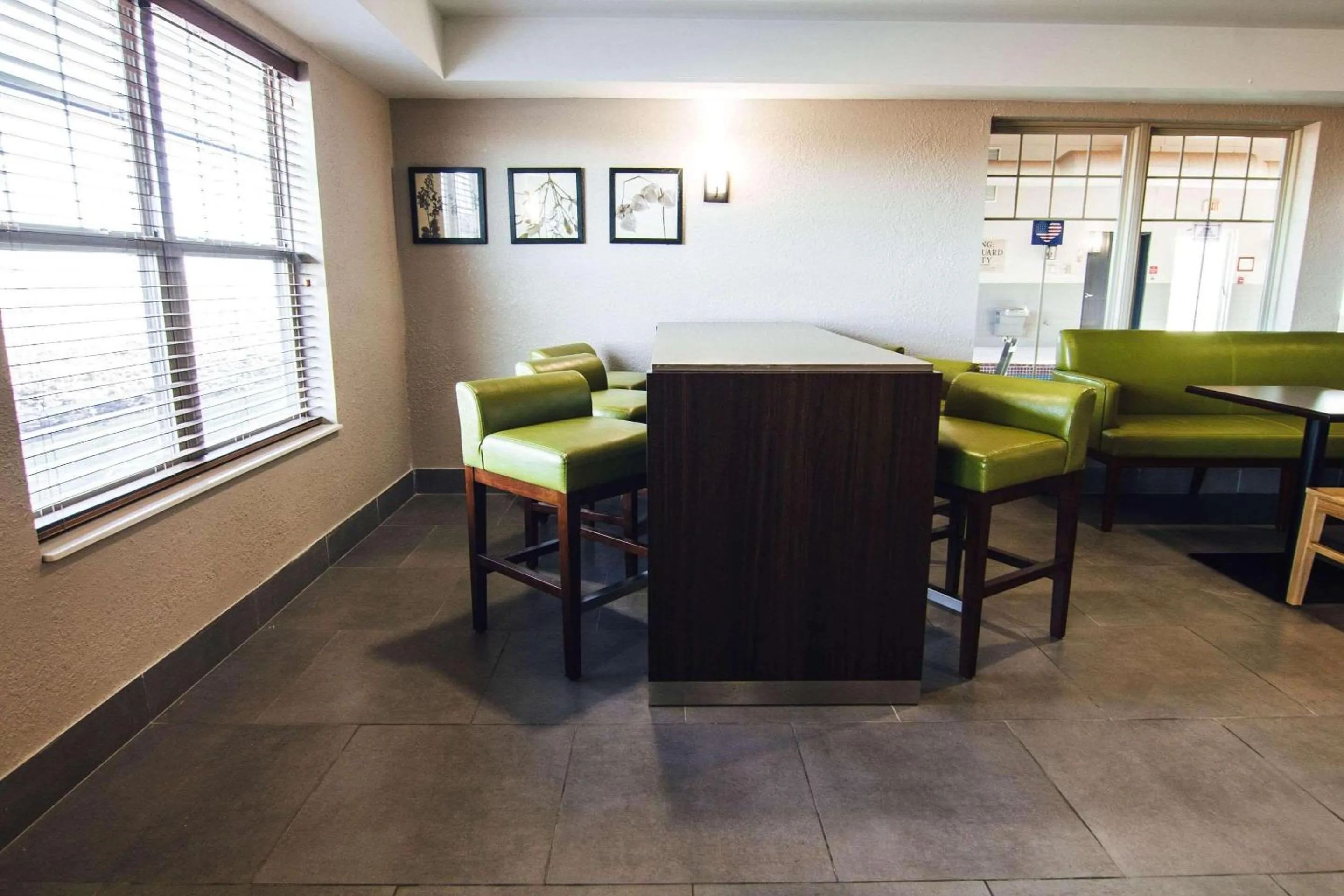 Breakfast in Country Inn & Suites by Radisson, Stockton, IL