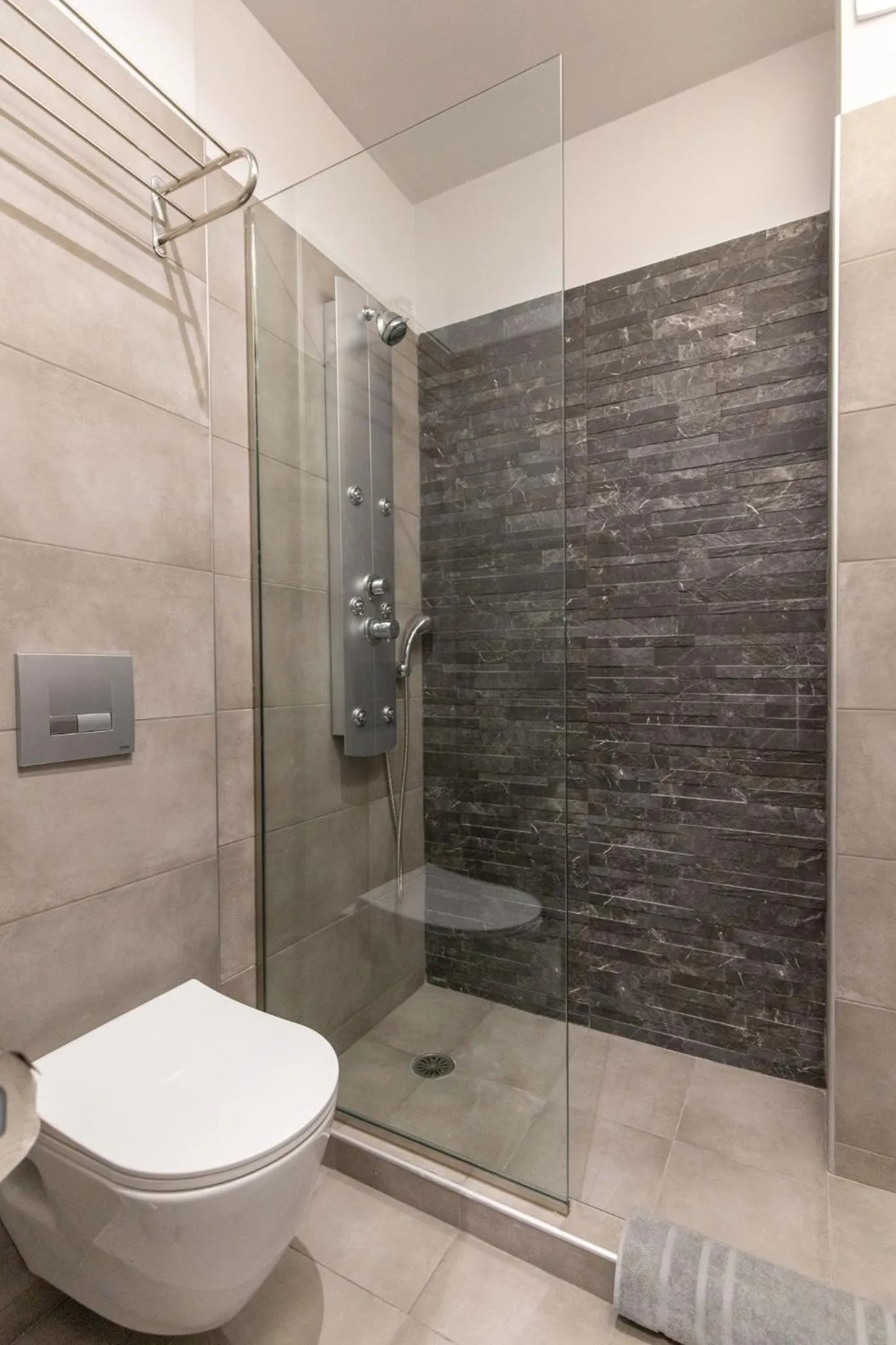 Shower in Akalli Studios