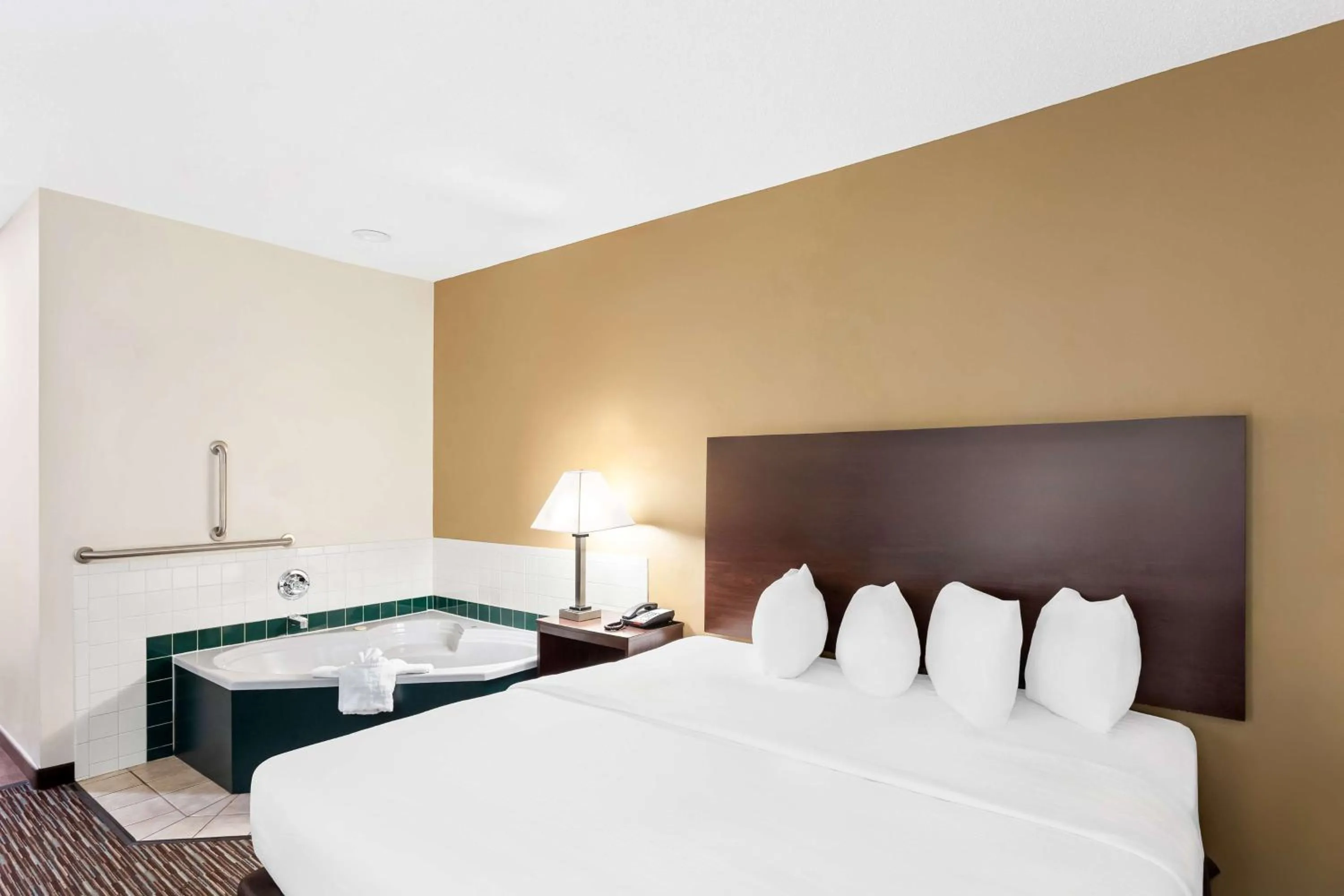 Bedroom, Bed in SureStay by Best Western Grayson