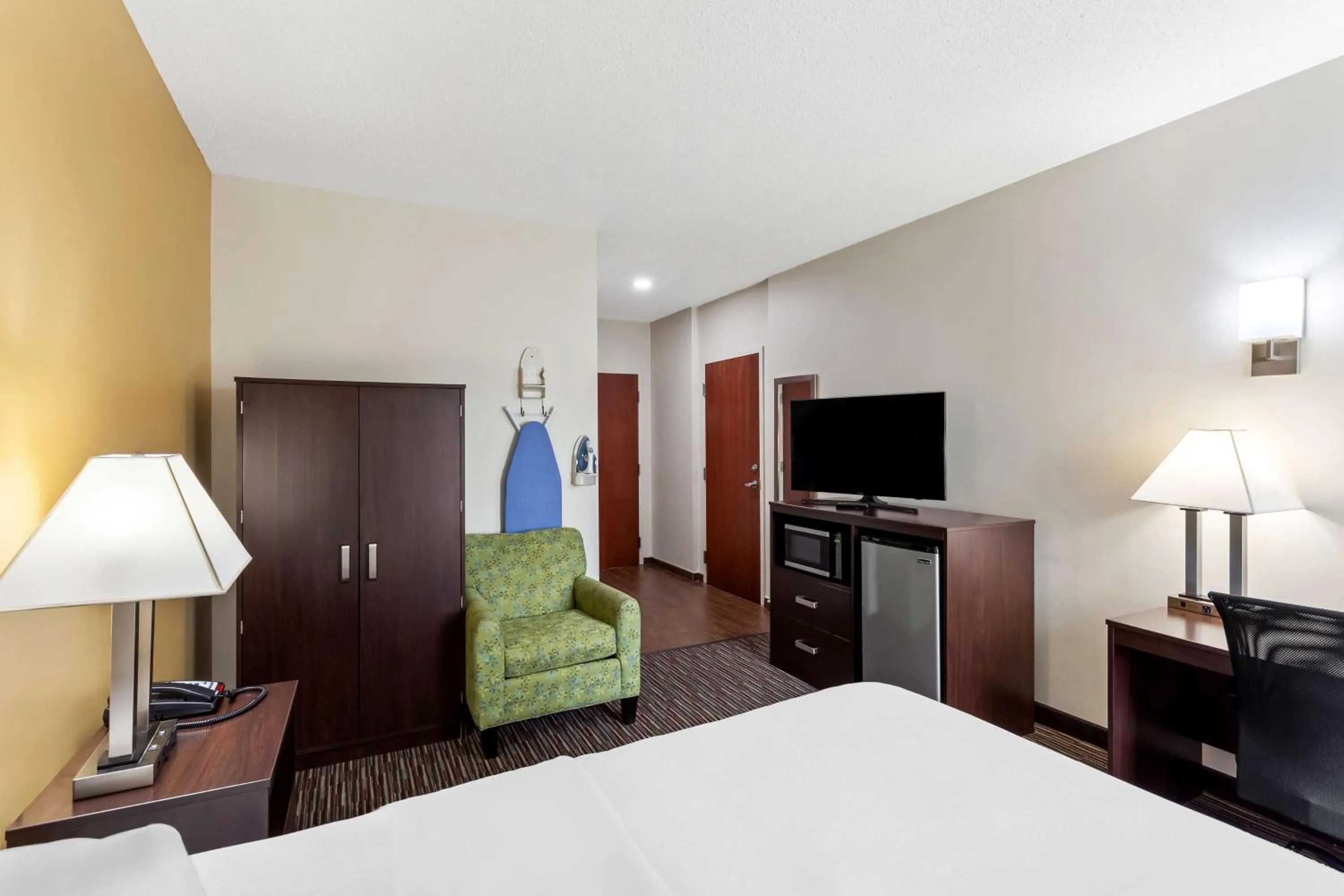 Bedroom, Bed in SureStay by Best Western Grayson