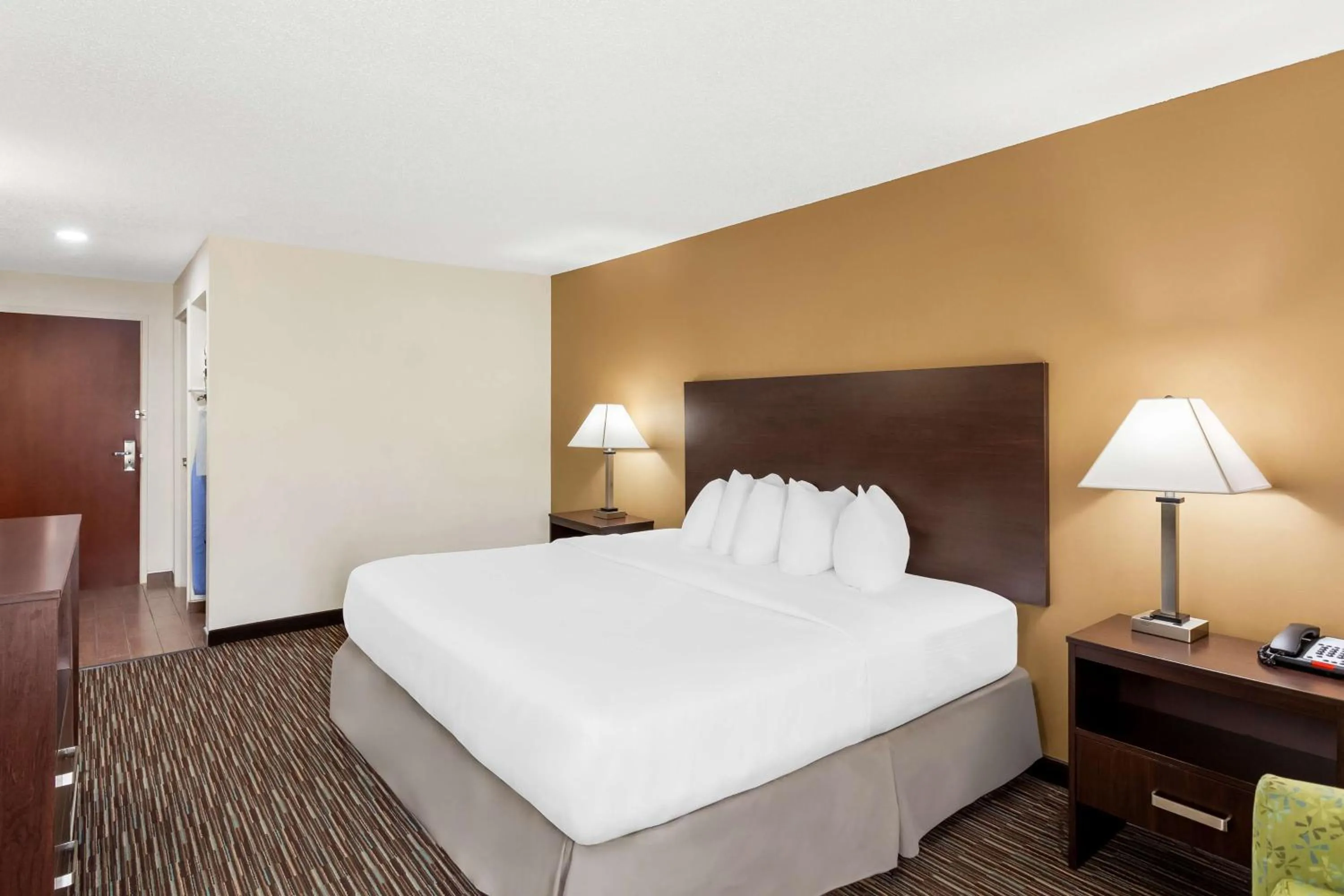Bedroom, Bed in SureStay by Best Western Grayson