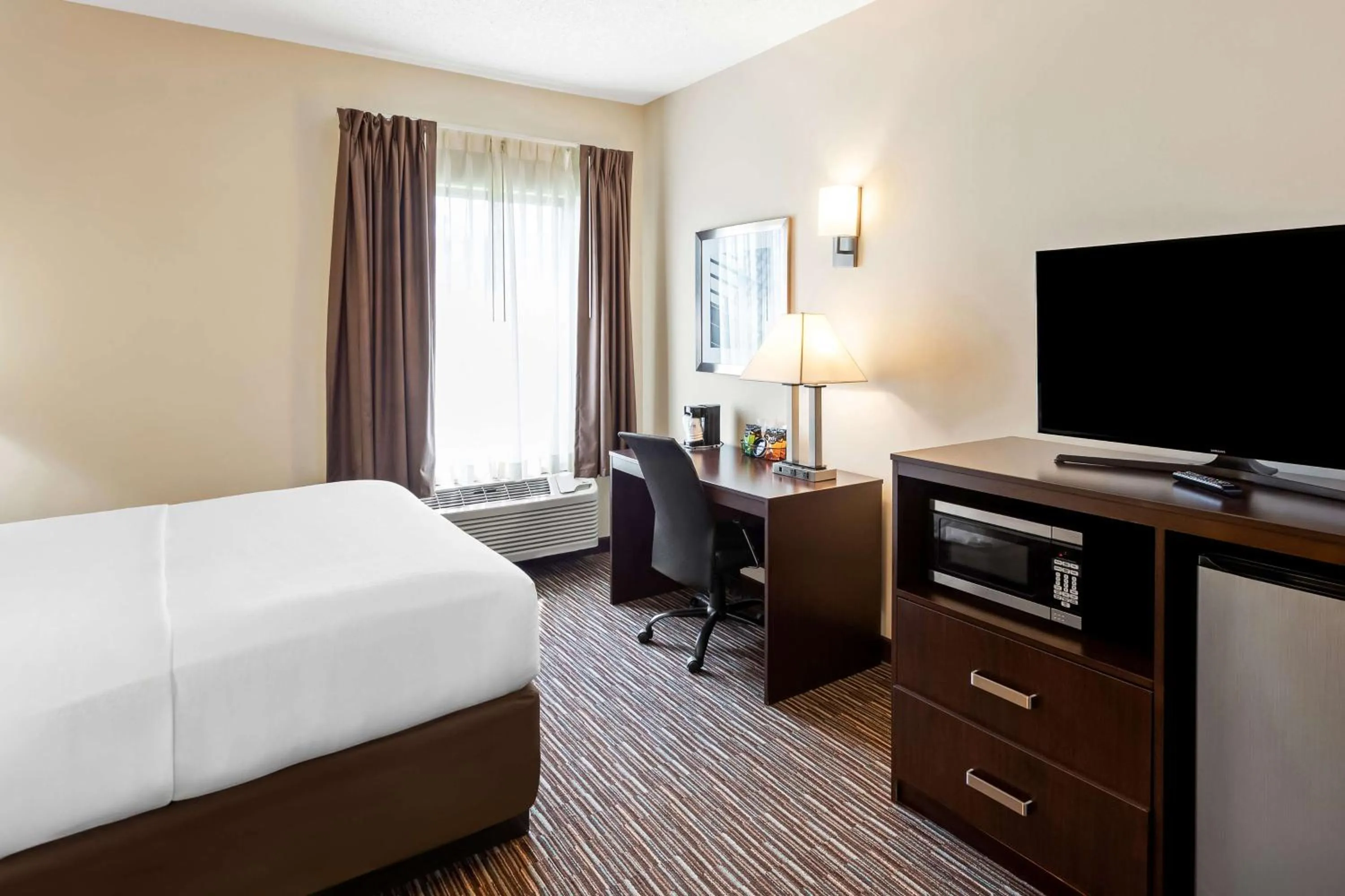 Bedroom, Bed in SureStay by Best Western Grayson