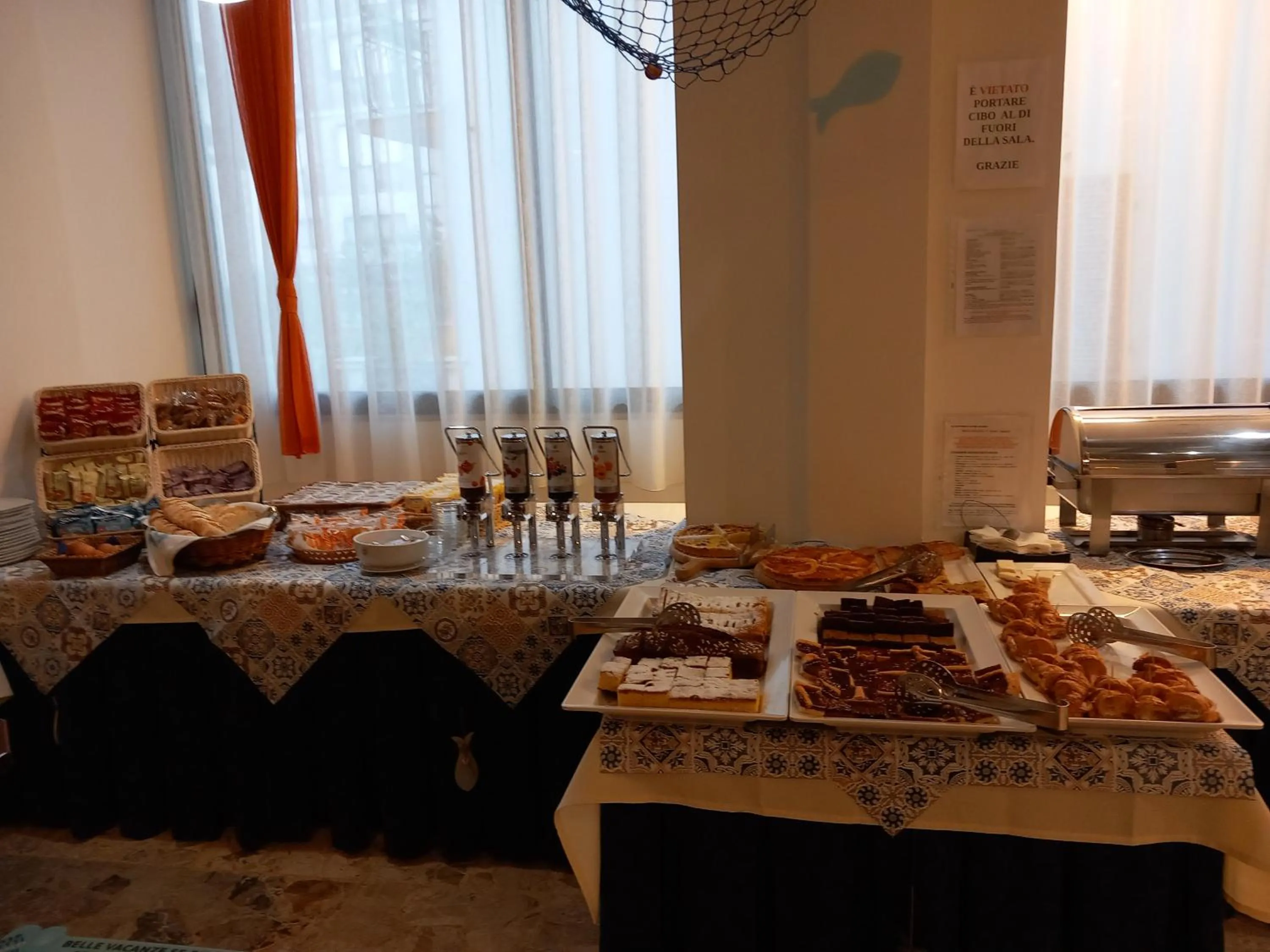 Restaurant/places to eat in Hotel Alaska