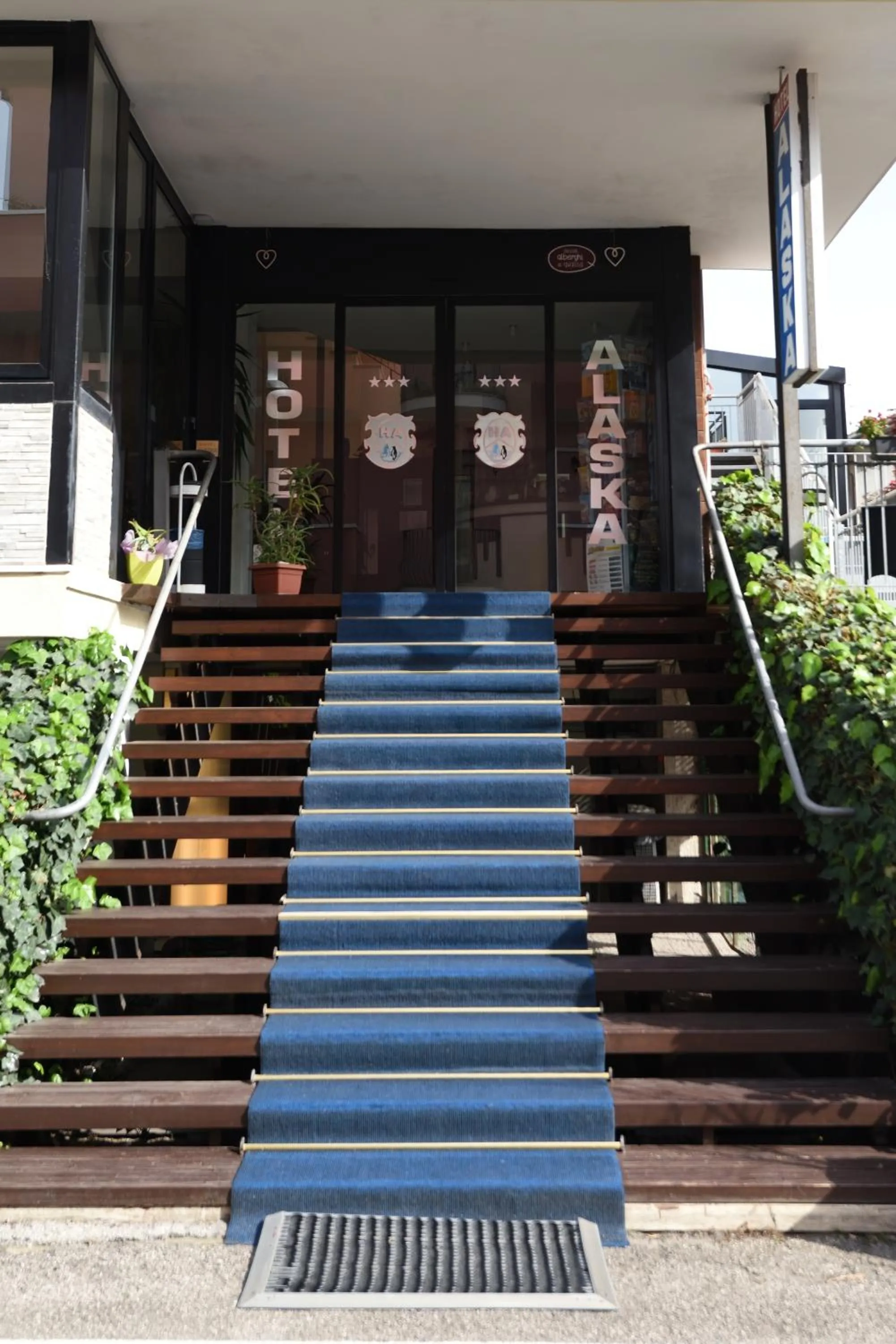 Facade/entrance in Hotel Alaska