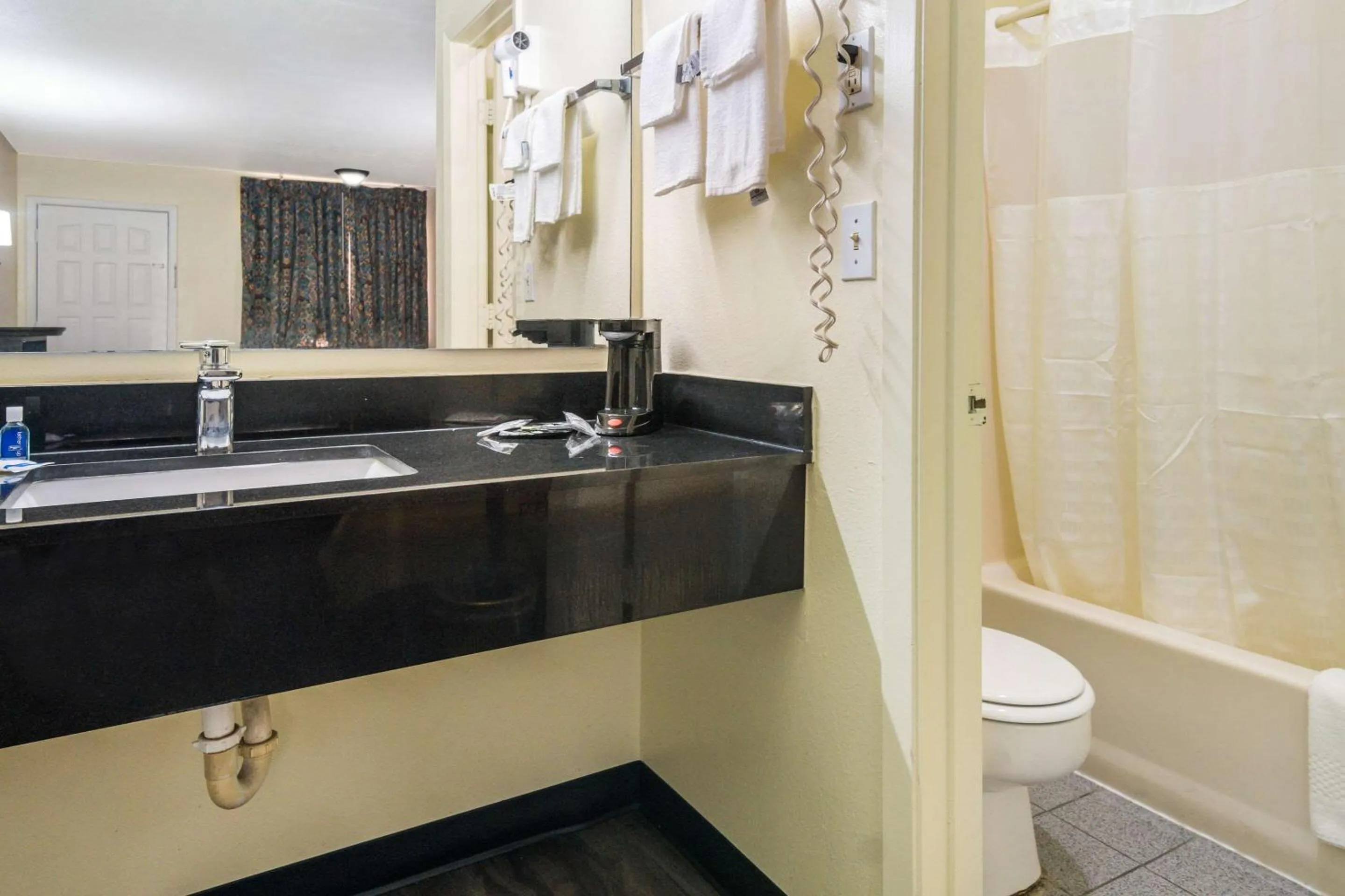 Bathroom in Rodeway Inn Ranger I-20