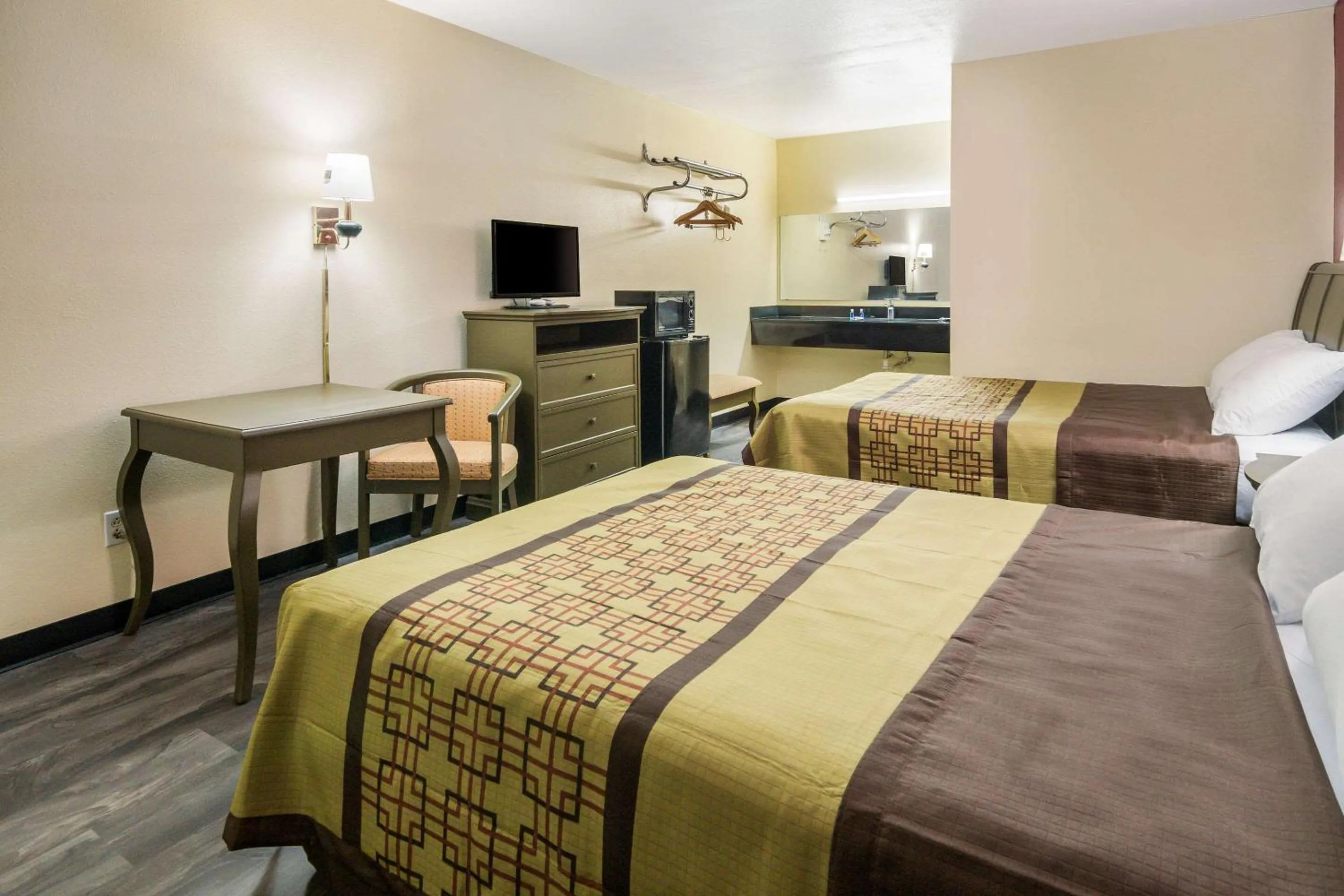 Photo of the whole room, Bed in Rodeway Inn Ranger I-20