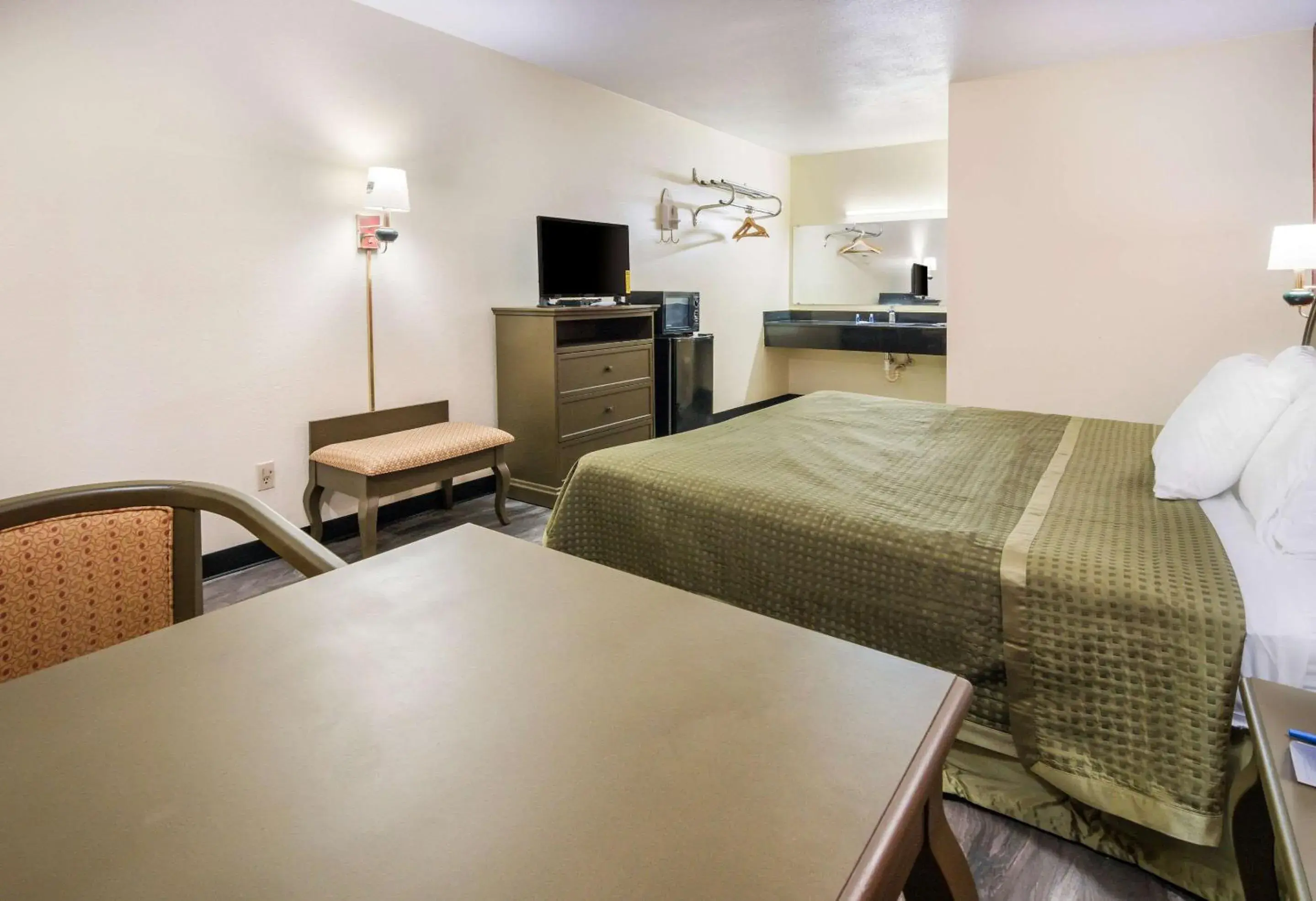 Photo of the whole room, Bed in Rodeway Inn Ranger I-20 Photo of the whole room, Bed in Rodeway Inn Ranger I-20