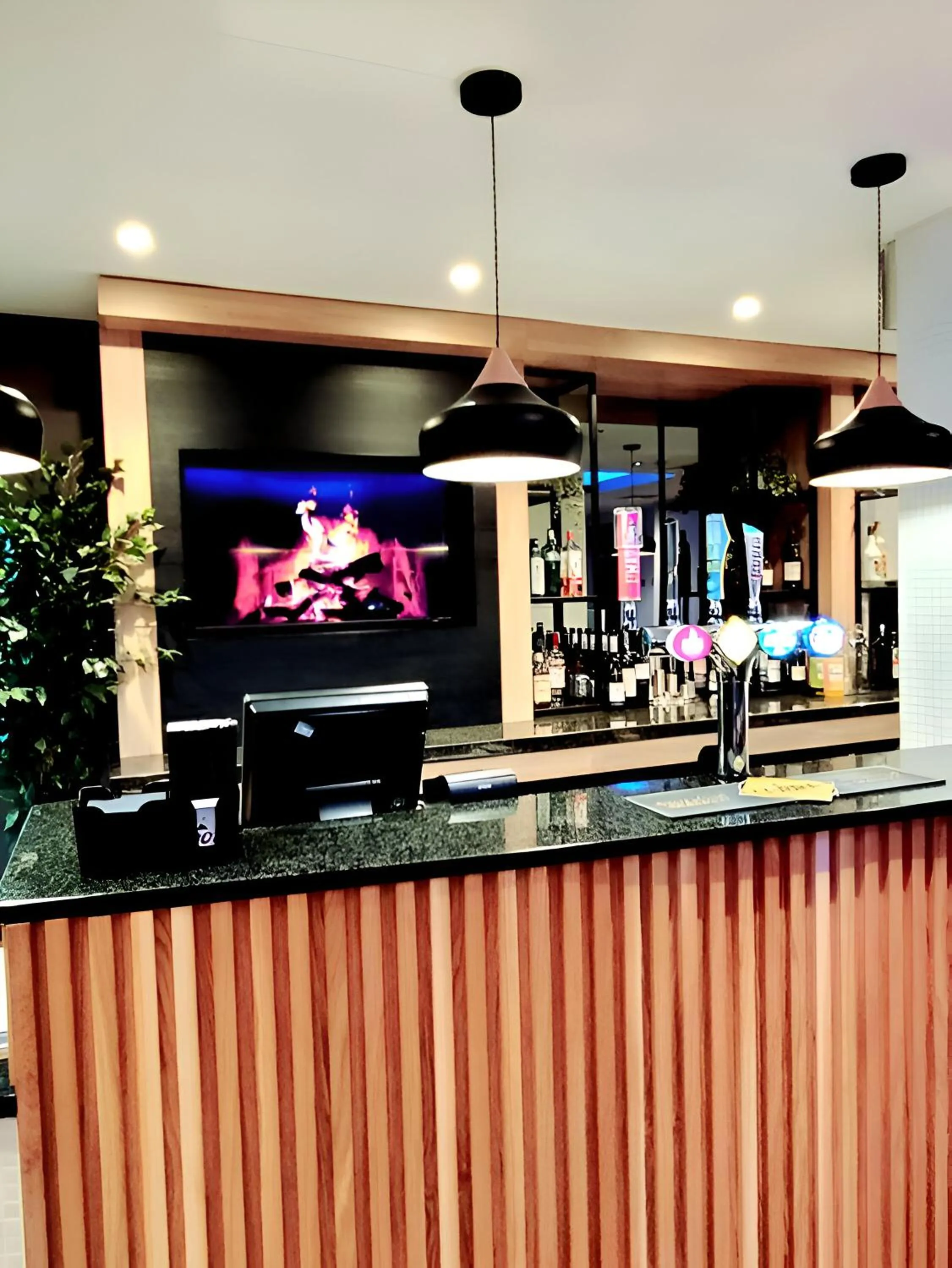 Lounge or bar in Holiday Inn Birmingham North - Cannock by IHG