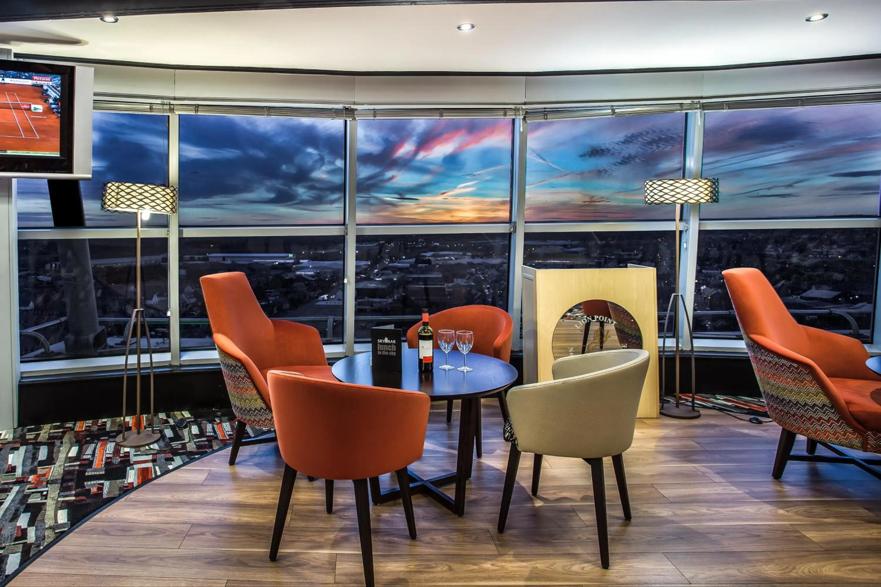 Lounge or bar in Holiday Inn Birmingham North - Cannock by IHG