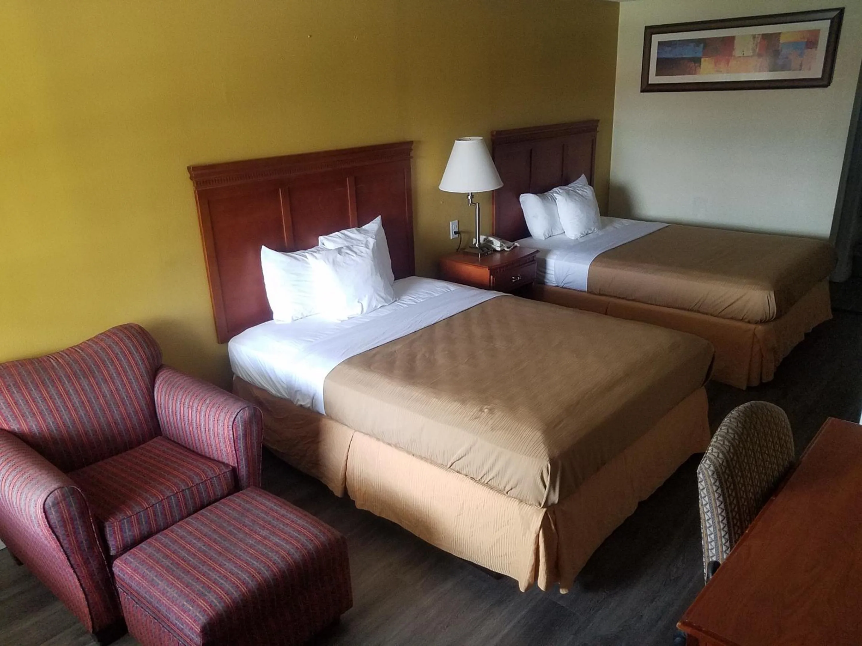 Photo of the whole room, Bed in Sylvania Inn-Sylvania,Statesboro, GA-Georgia Southern Univ GSU