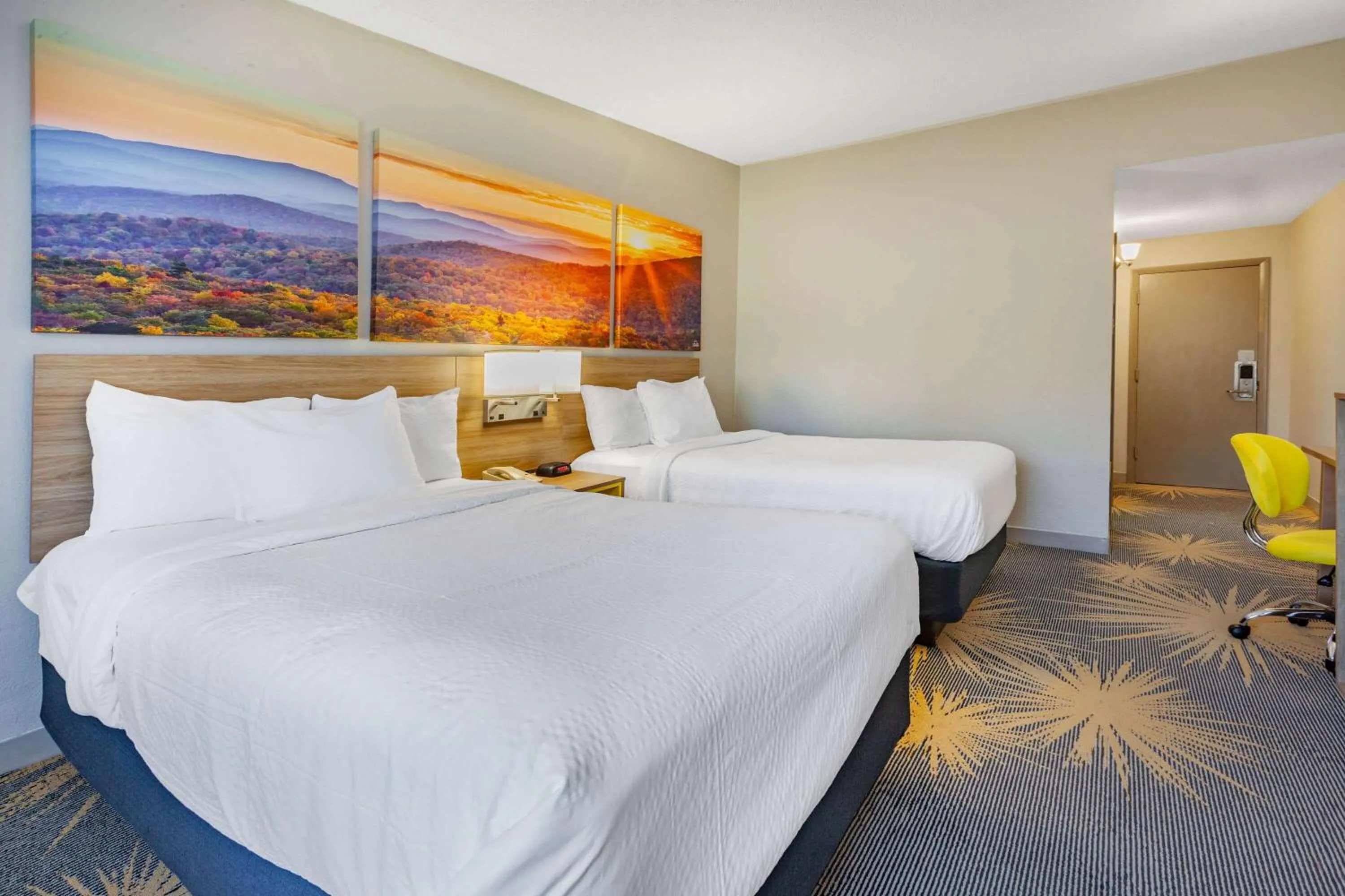 Bedroom, Bed in Days Inn by Wyndham Roanoke Hollins Near I-81