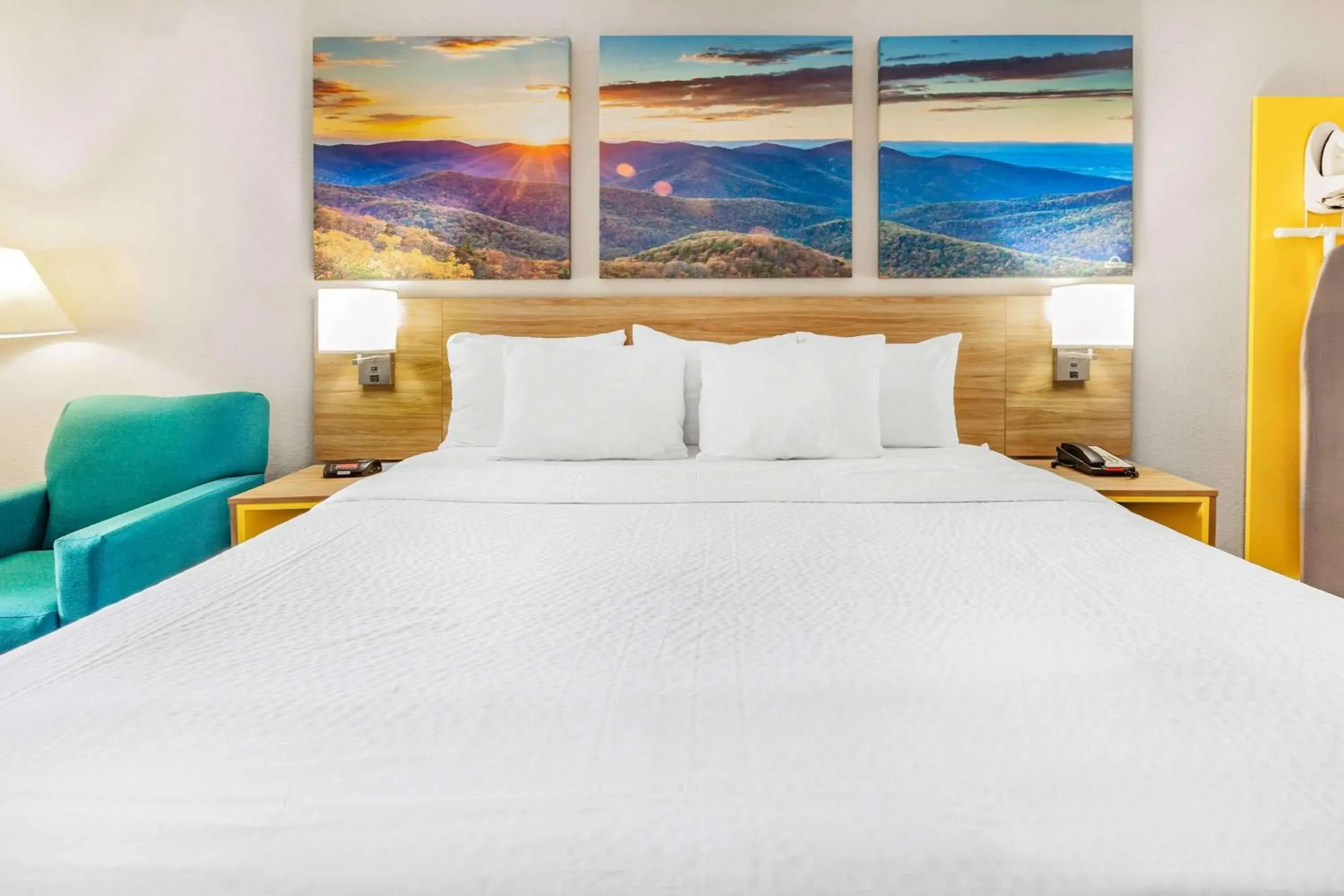 Bedroom, Bed in Days Inn by Wyndham Roanoke Hollins Near I-81 Bedroom, Bed in Days Inn by Wyndham Roanoke Hollins Near I-81