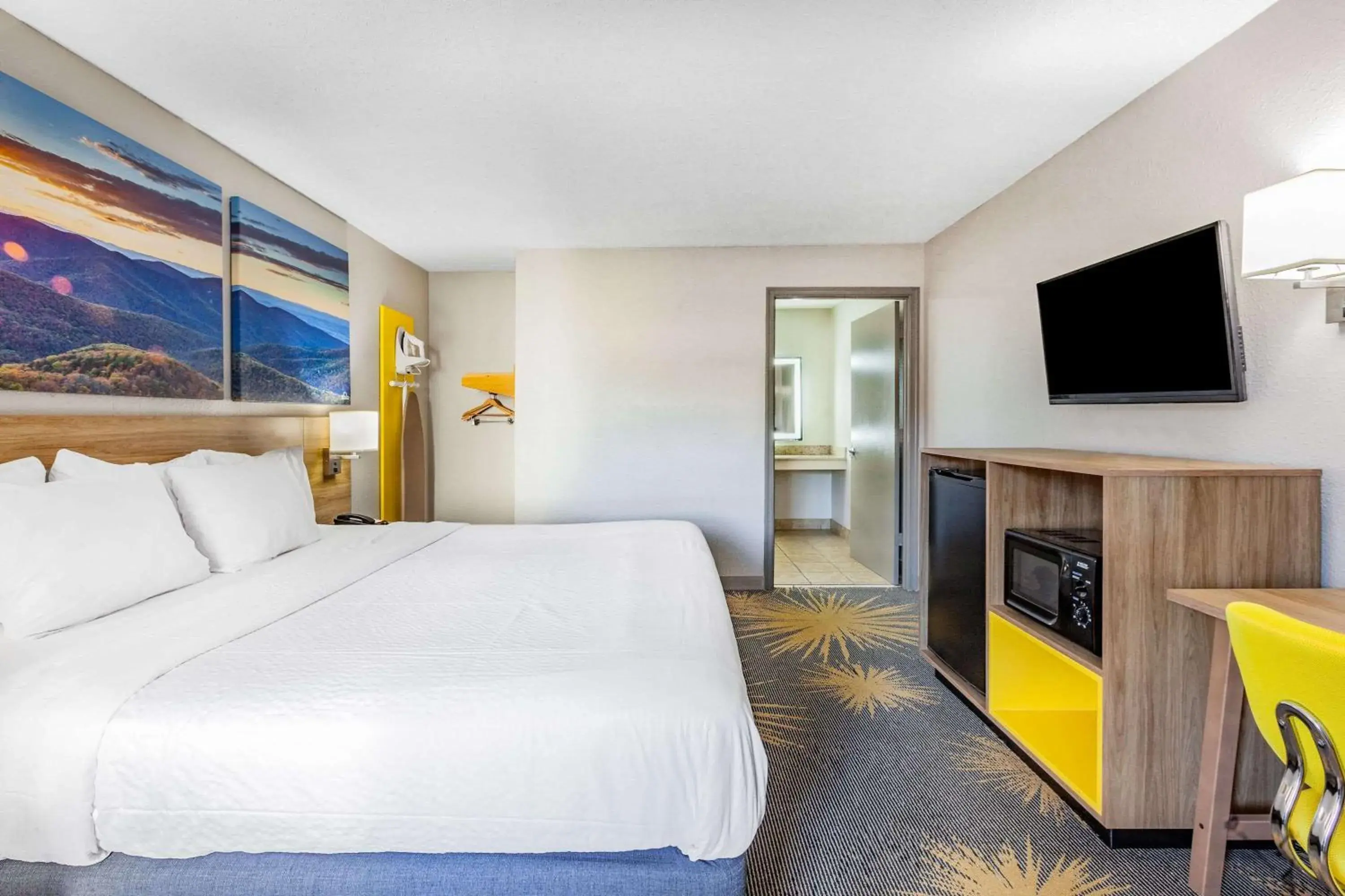 King Room - Non-Smoking in Days Inn by Wyndham Roanoke Hollins Near I-81 King Room - Non-Smoking in Days Inn by Wyndham Roanoke Hollins Near I-81