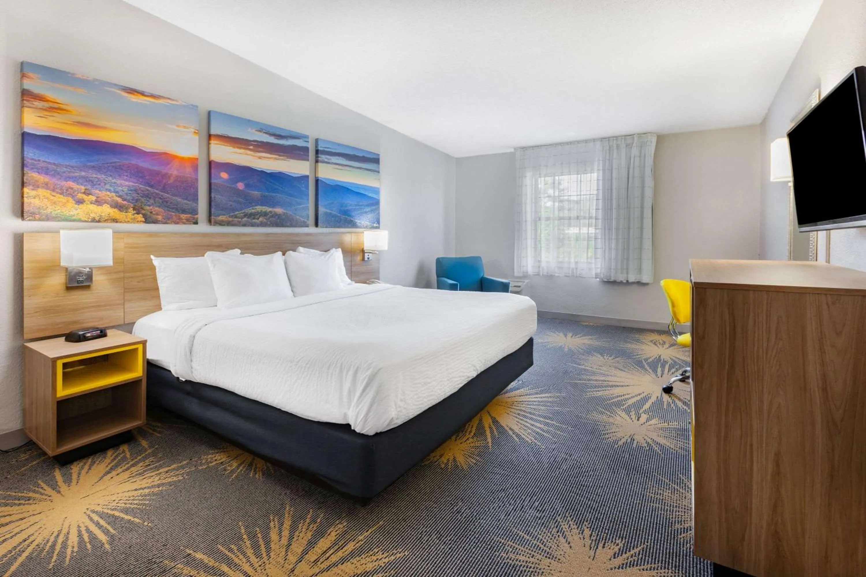 Bedroom, Bed in Days Inn by Wyndham Roanoke Hollins Near I-81