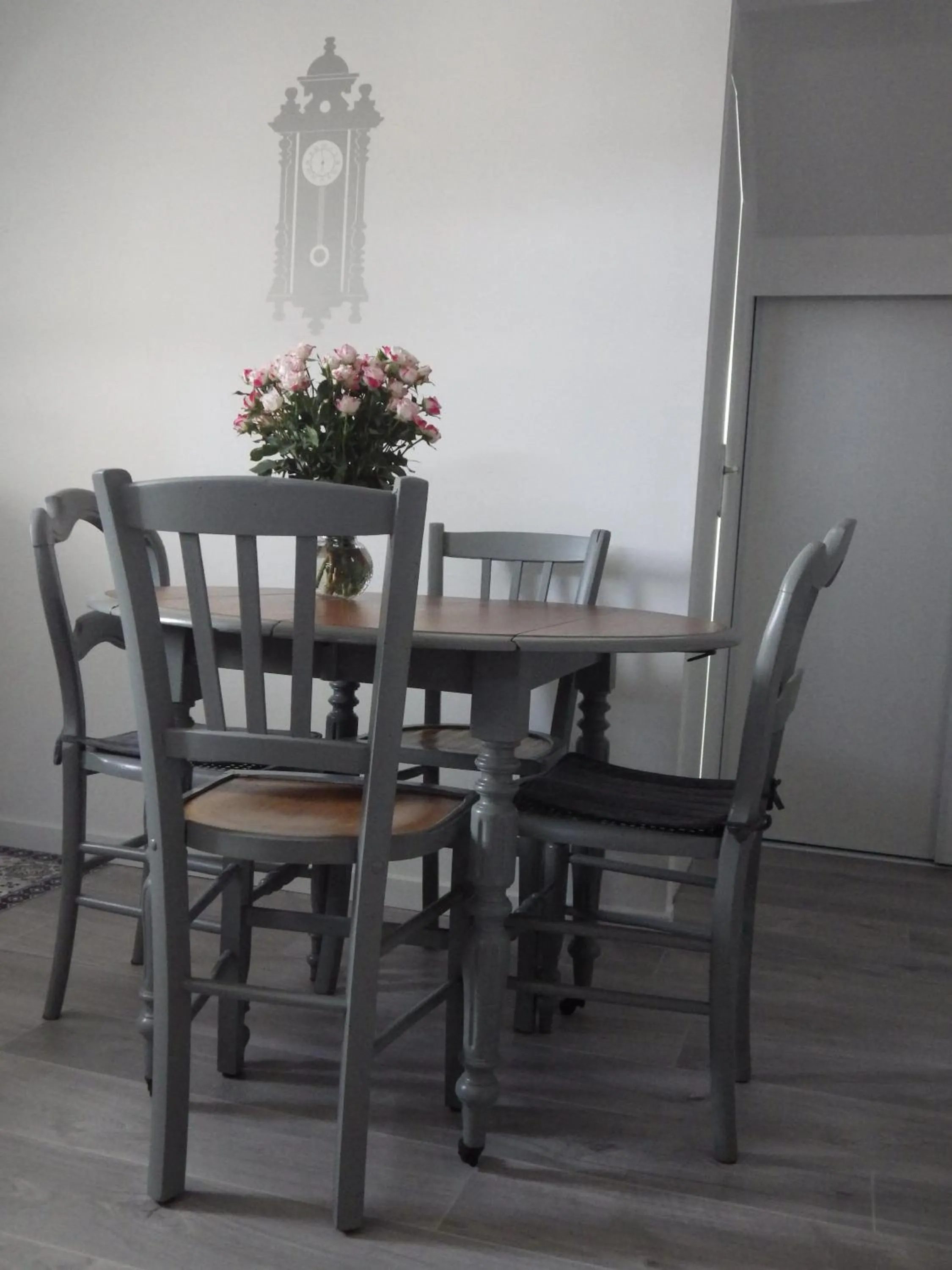 Dining area in Les Tournelles