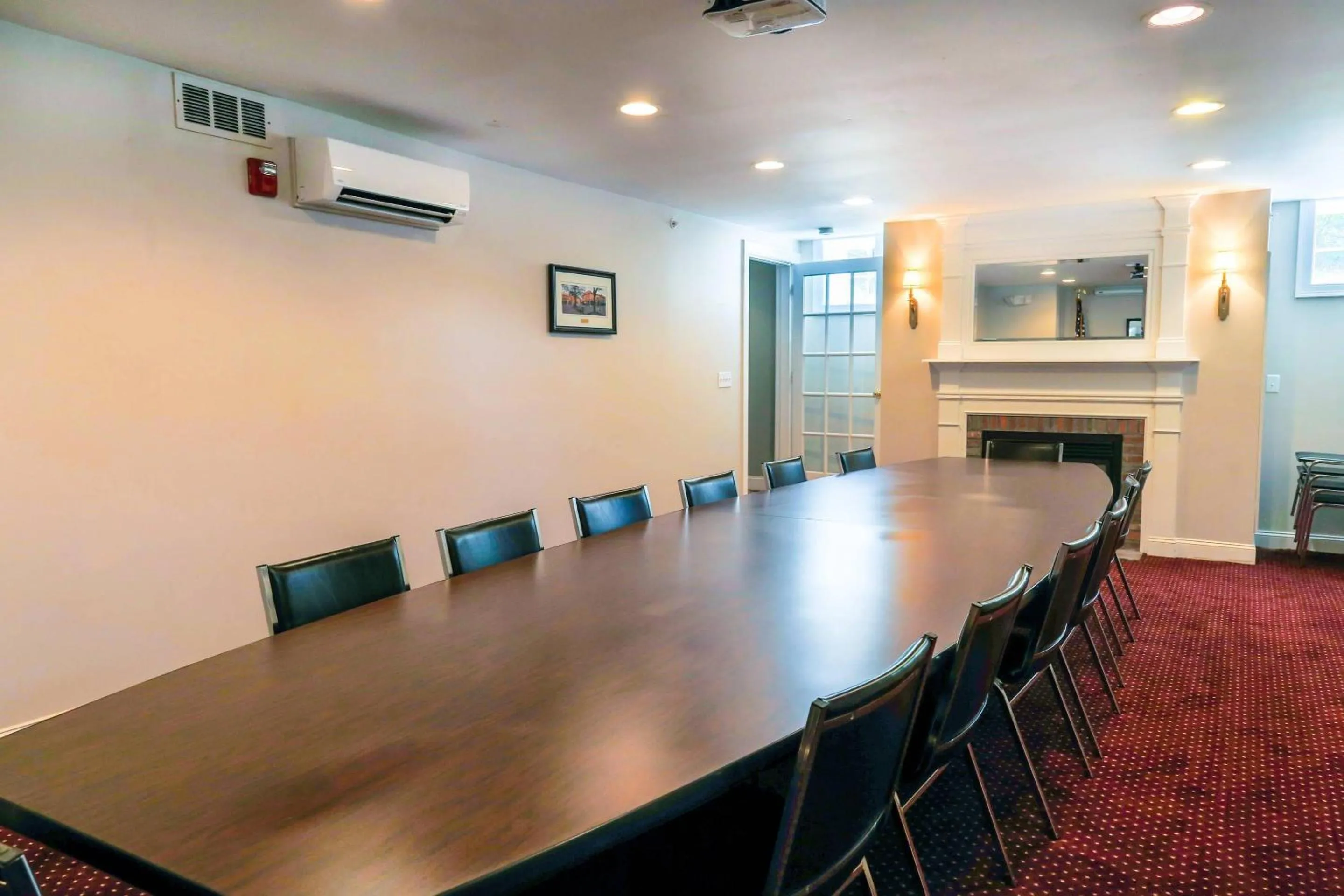 Meeting/conference room in Essex Street Inn & Suites, an Ascend Collection Hotel