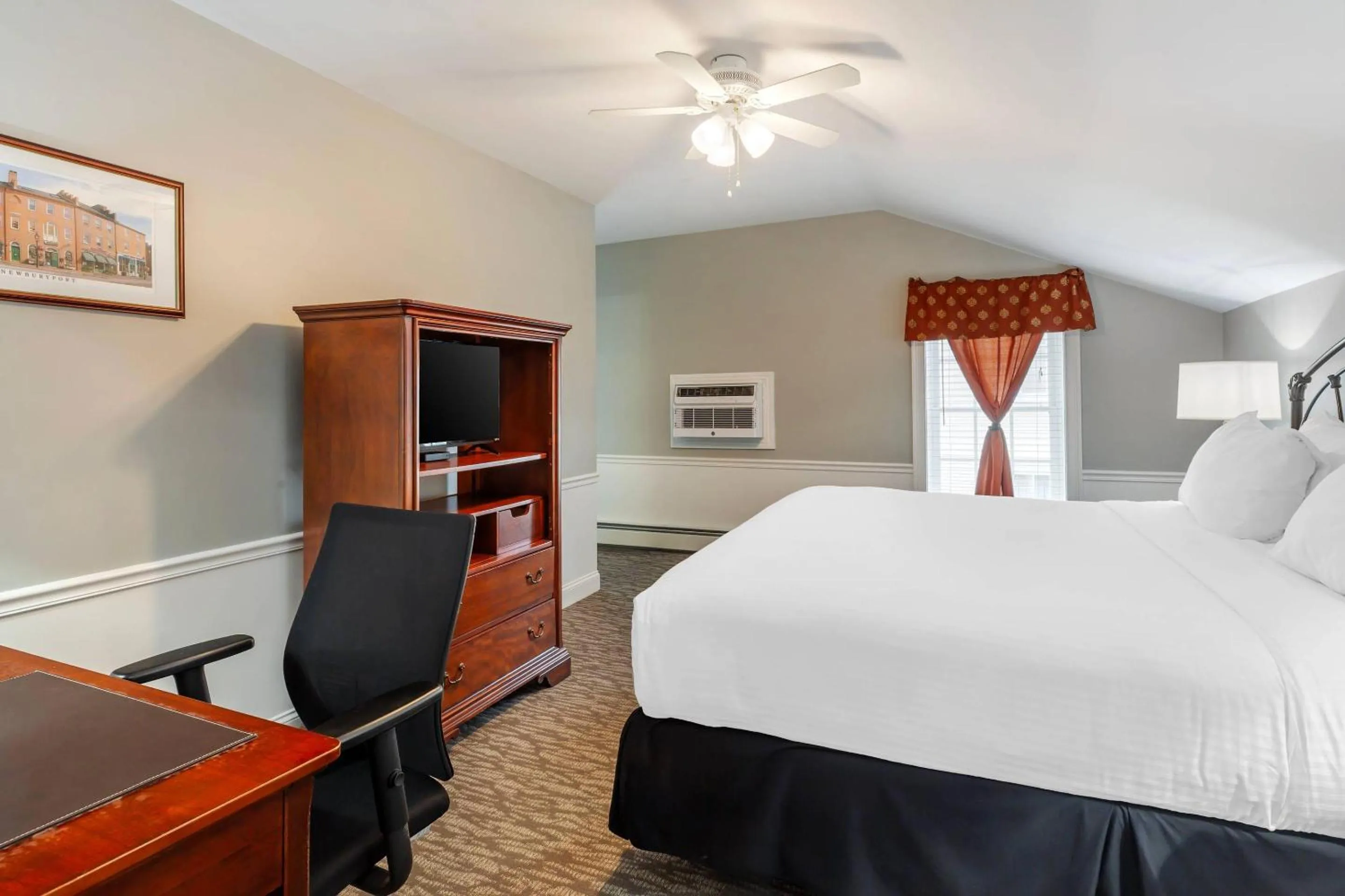 Bedroom, Bed in Essex Street Inn & Suites, an Ascend Collection Hotel