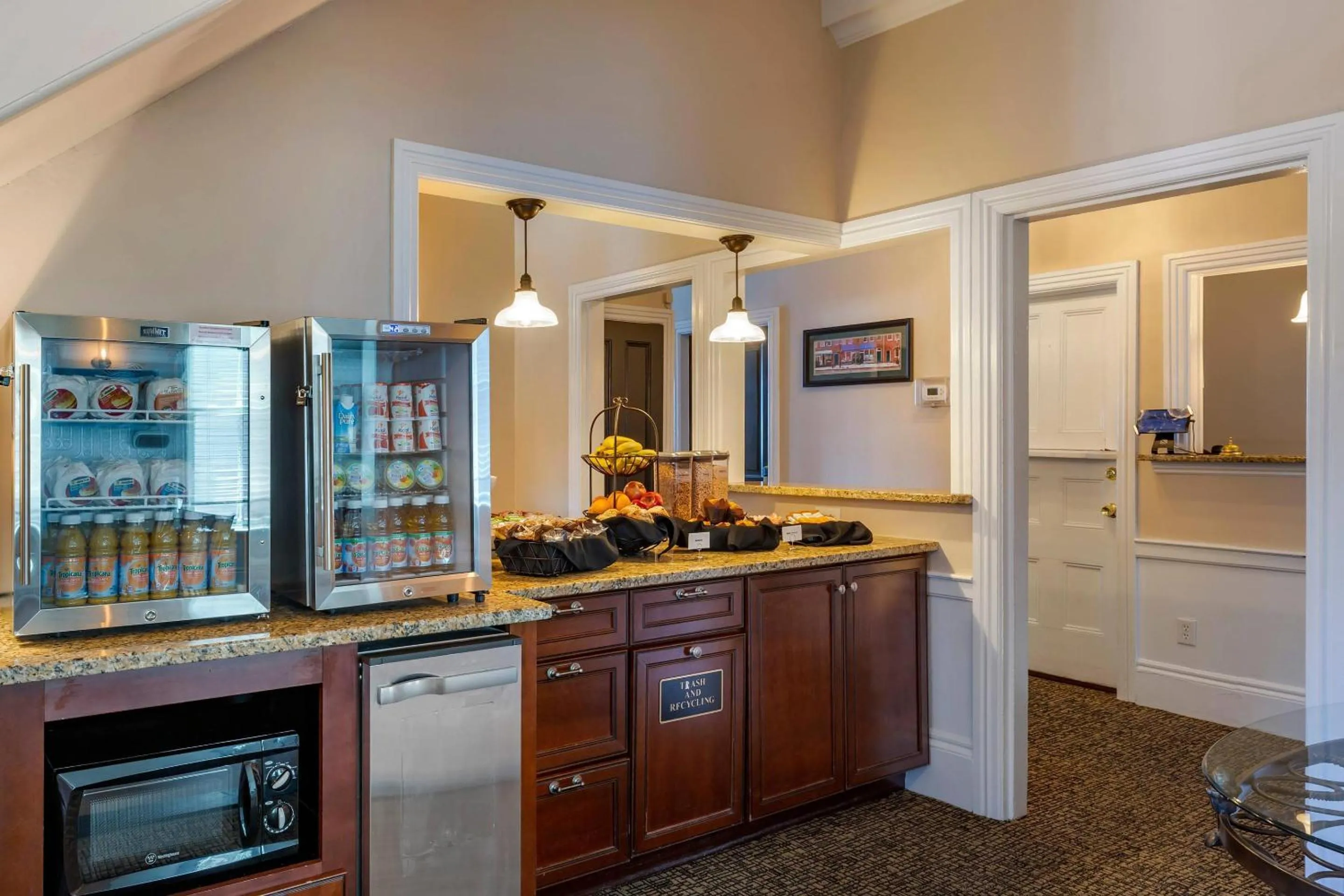 Breakfast in Essex Street Inn & Suites, an Ascend Collection Hotel