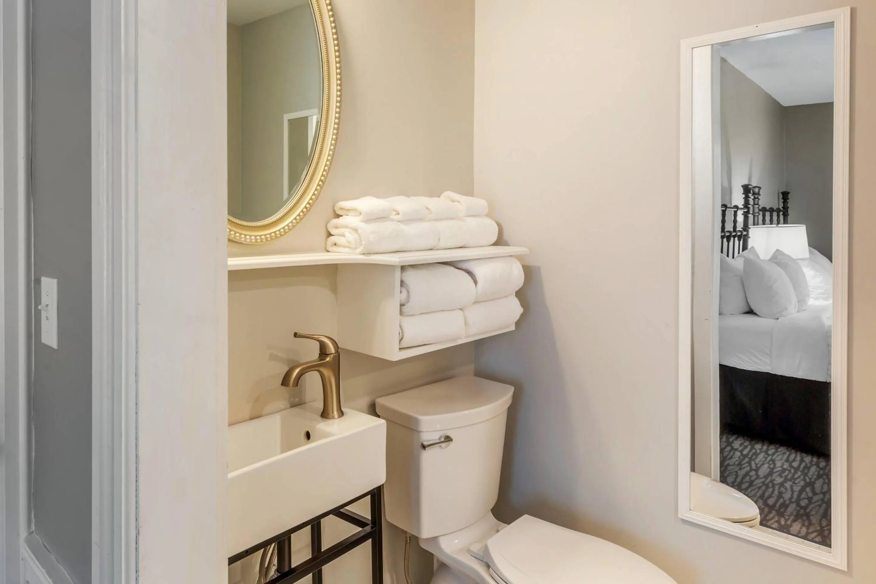 Bedroom in Essex Street Inn & Suites, an Ascend Collection Hotel