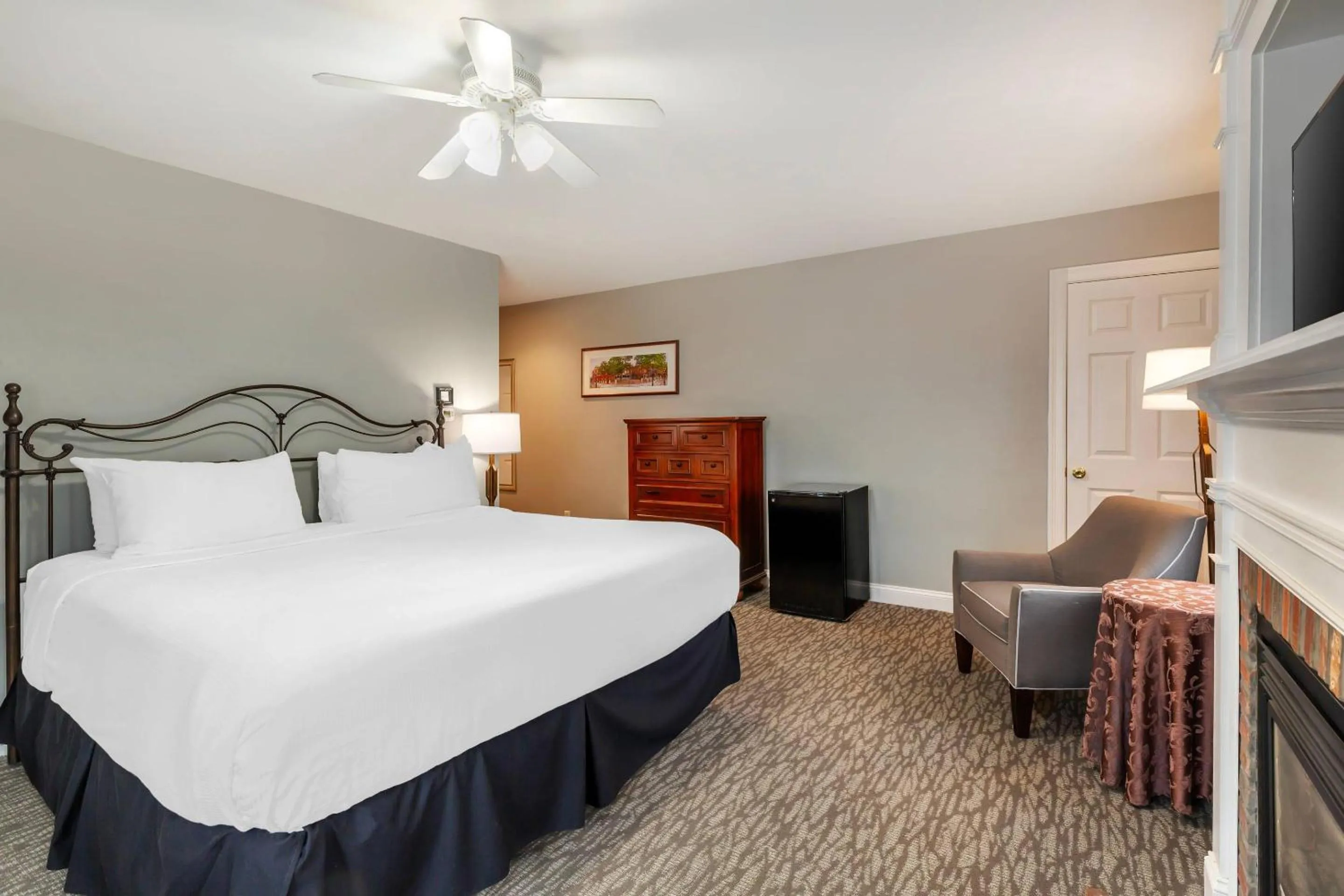 Bedroom, Bed in Essex Street Inn & Suites, an Ascend Collection Hotel