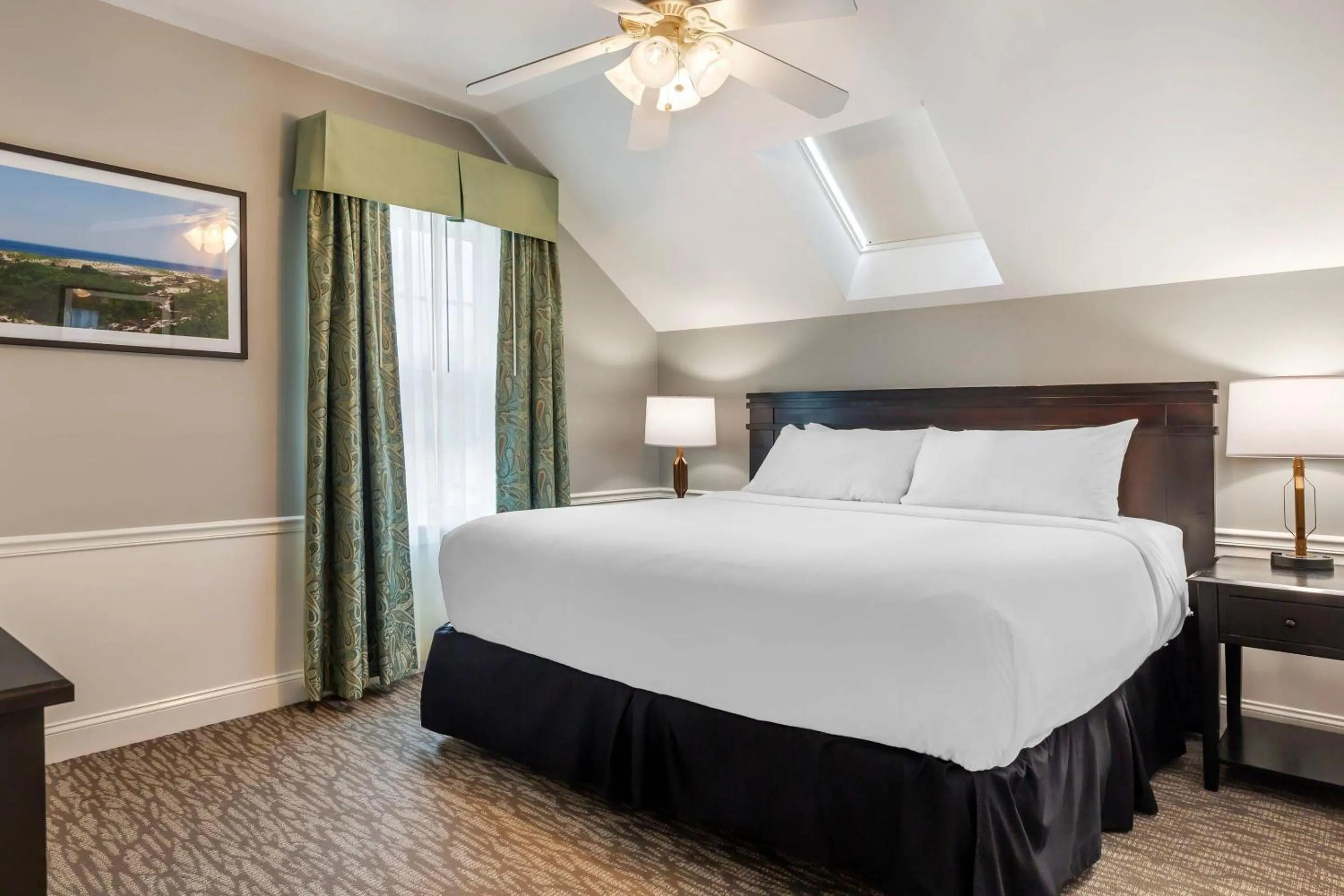 Bedroom, Bed in Essex Street Inn & Suites, an Ascend Collection Hotel