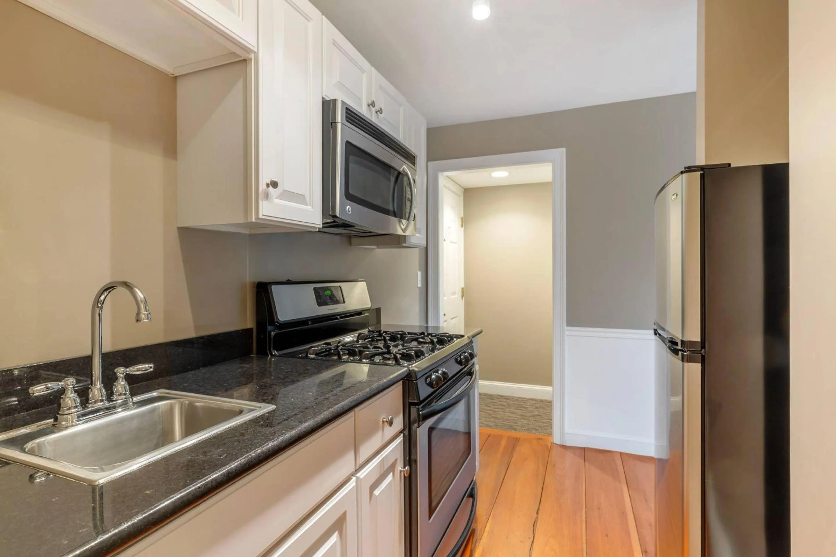 Bedroom in Essex Street Inn & Suites, an Ascend Collection Hotel