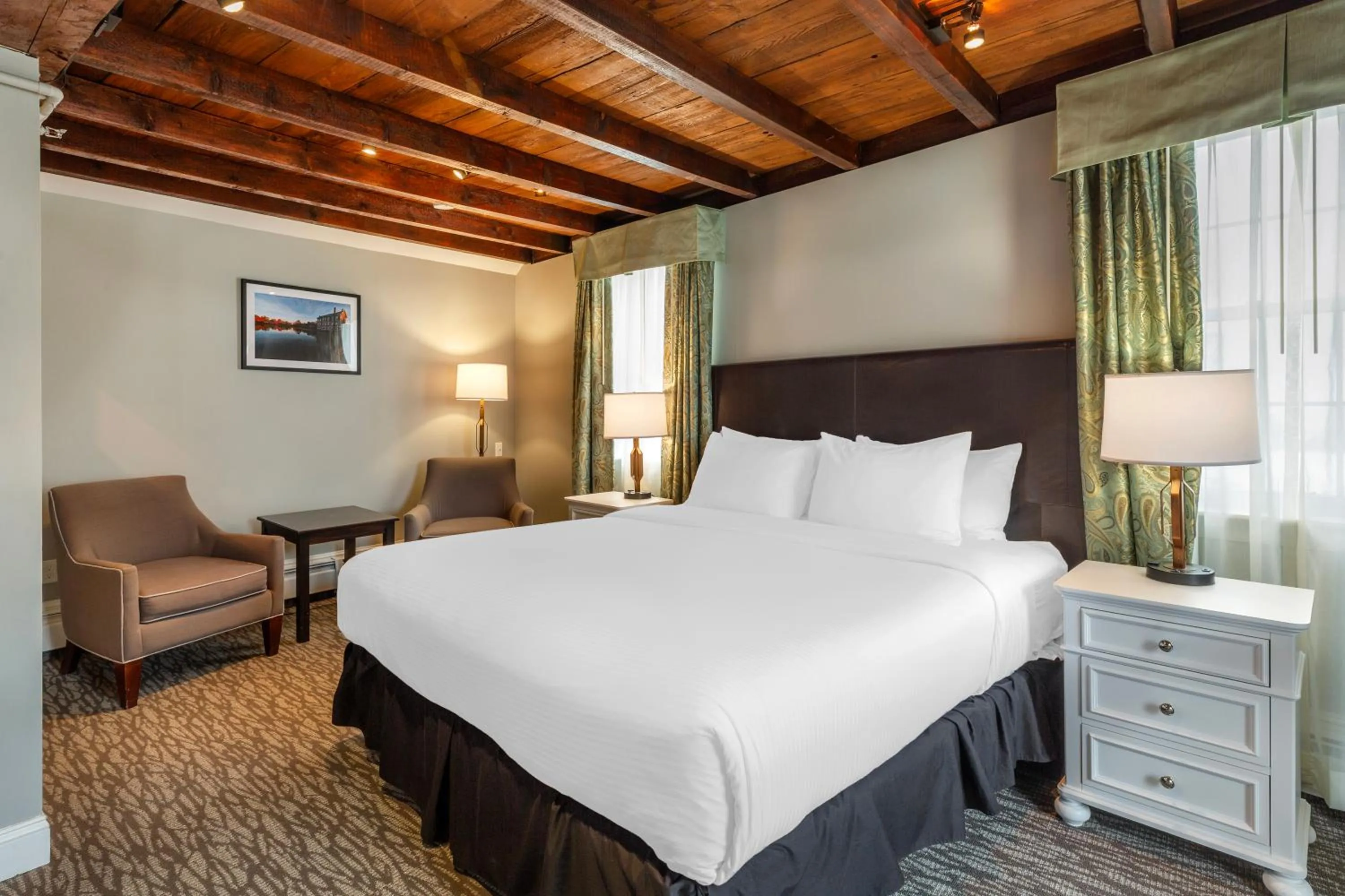 Bed in Essex Street Inn & Suites, an Ascend Collection Hotel