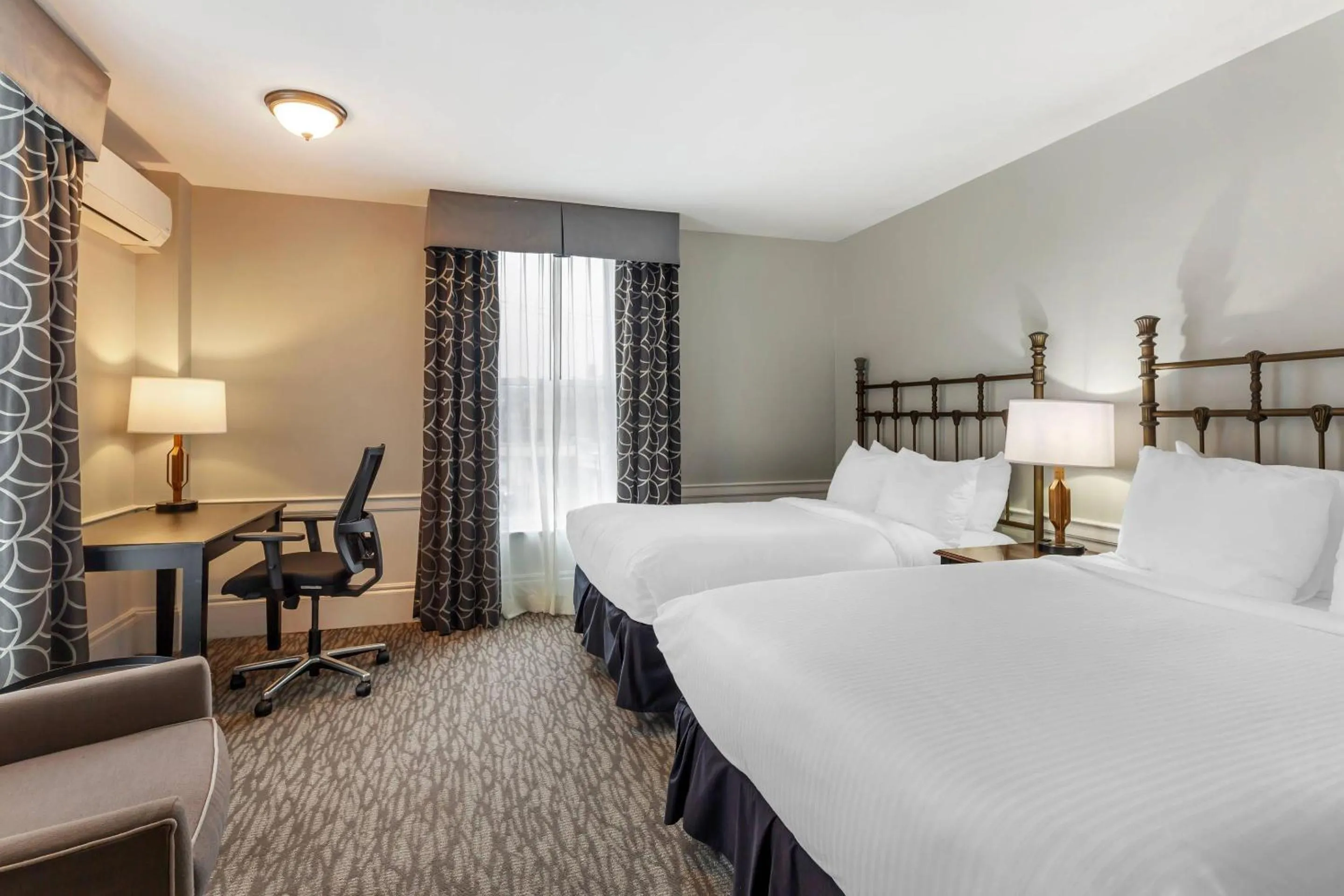 Bedroom, Bed in Essex Street Inn & Suites, an Ascend Collection Hotel