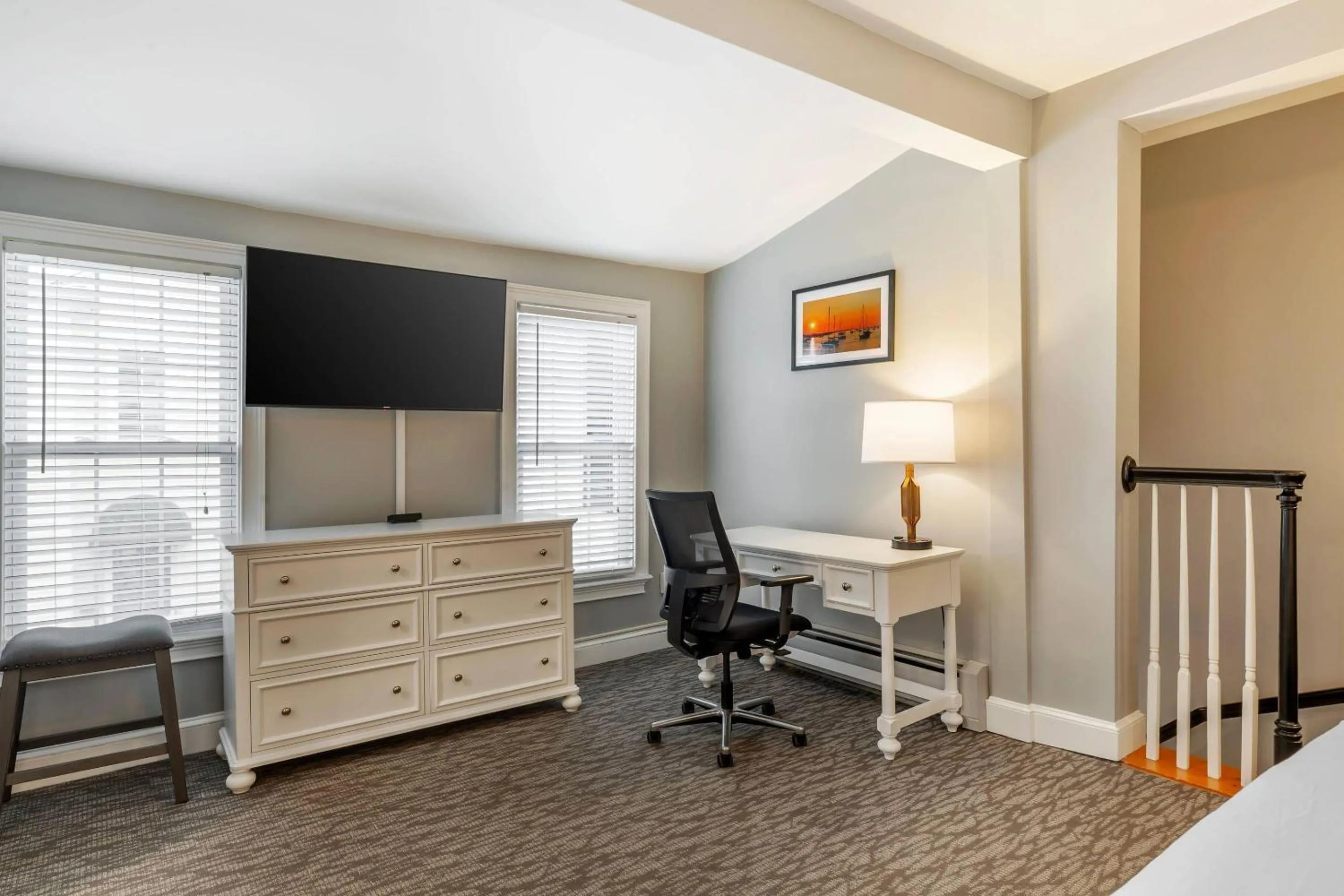 Bedroom in Essex Street Inn & Suites, an Ascend Collection Hotel