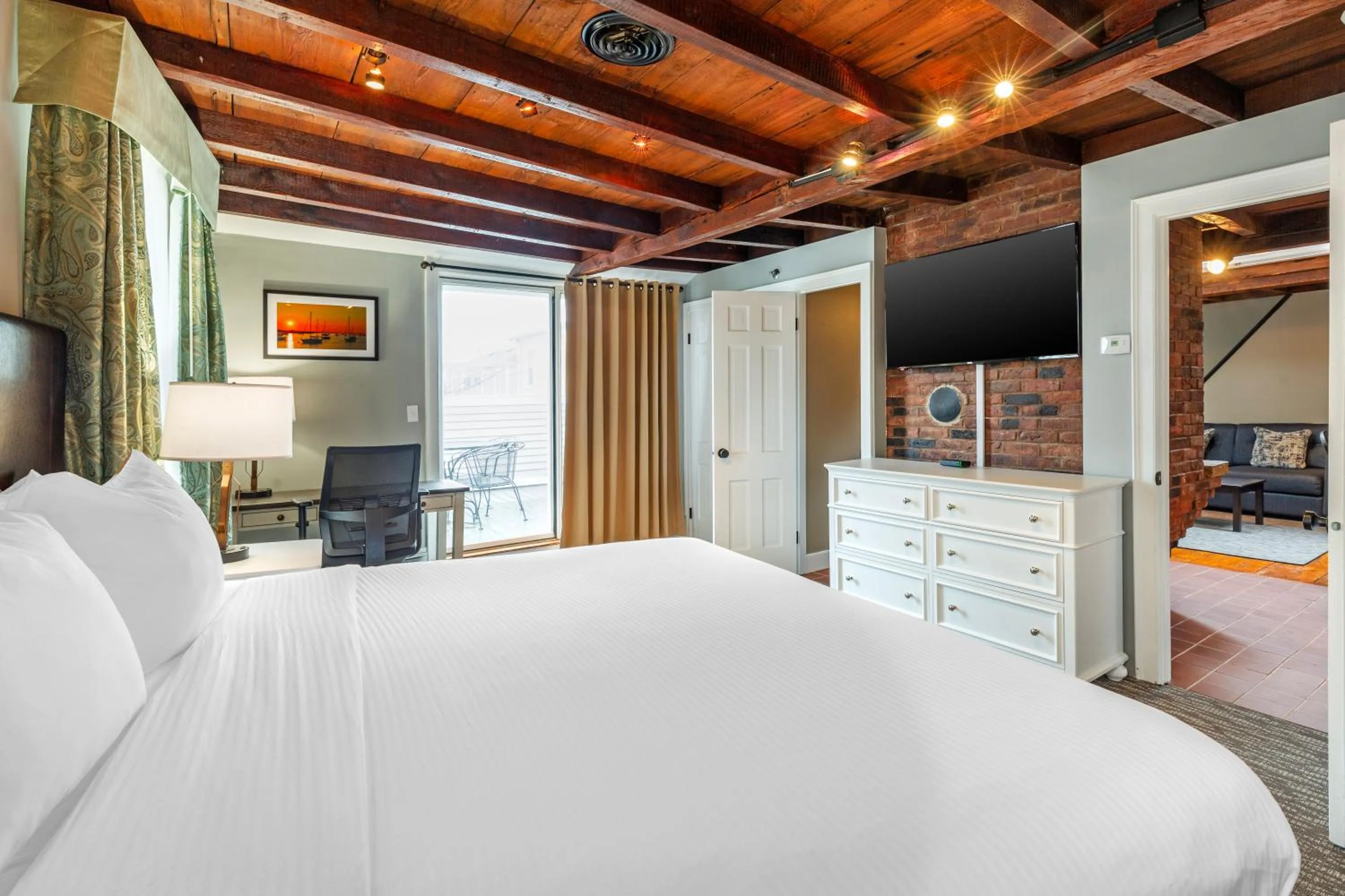 Bed in Essex Street Inn & Suites, an Ascend Collection Hotel