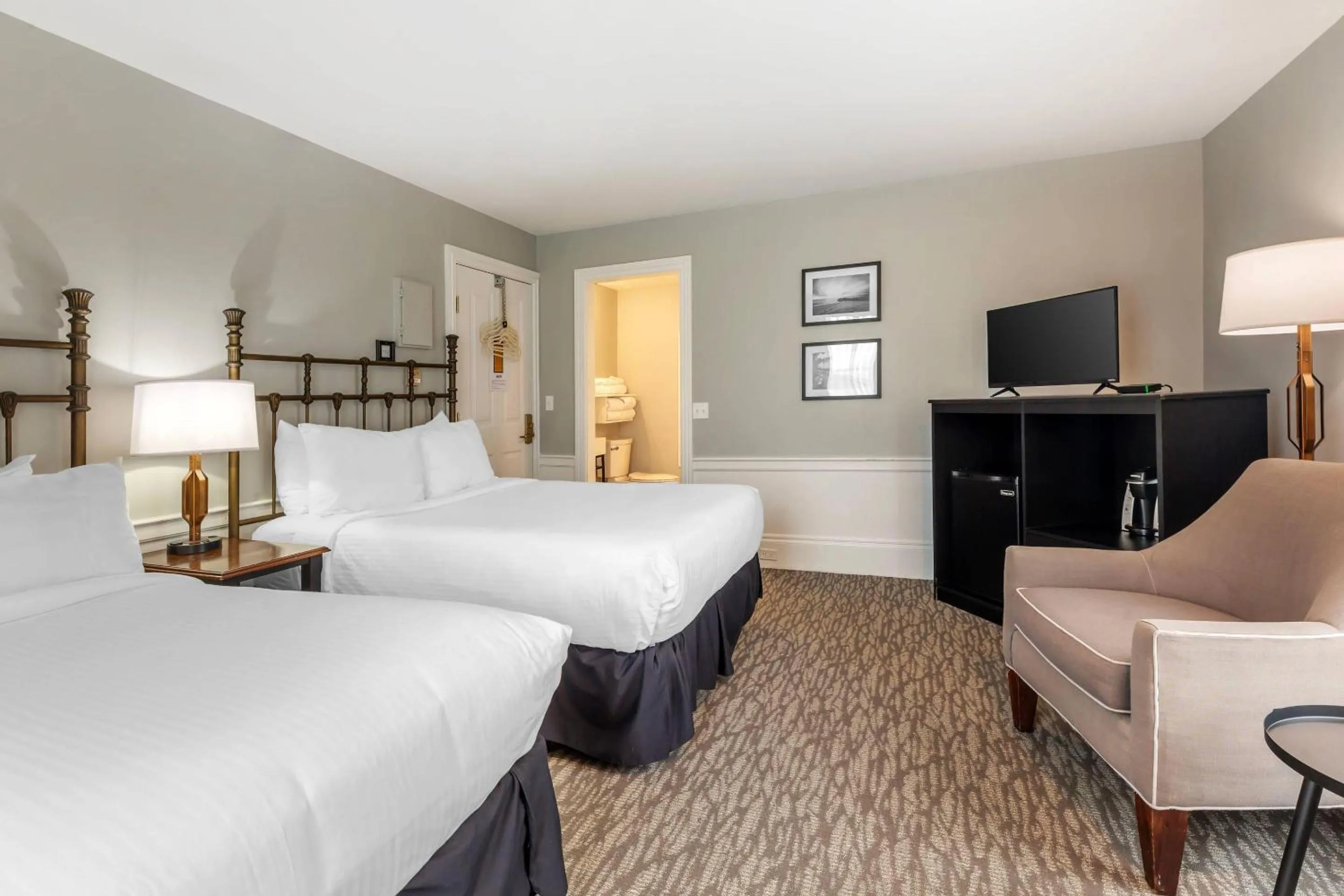 Bedroom, Bed in Essex Street Inn & Suites, an Ascend Collection Hotel