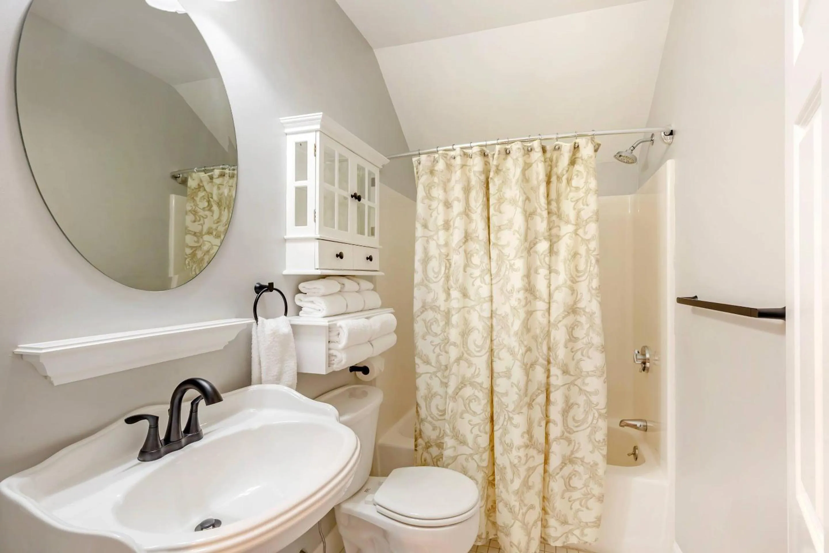 Bedroom in Essex Street Inn & Suites, an Ascend Collection Hotel