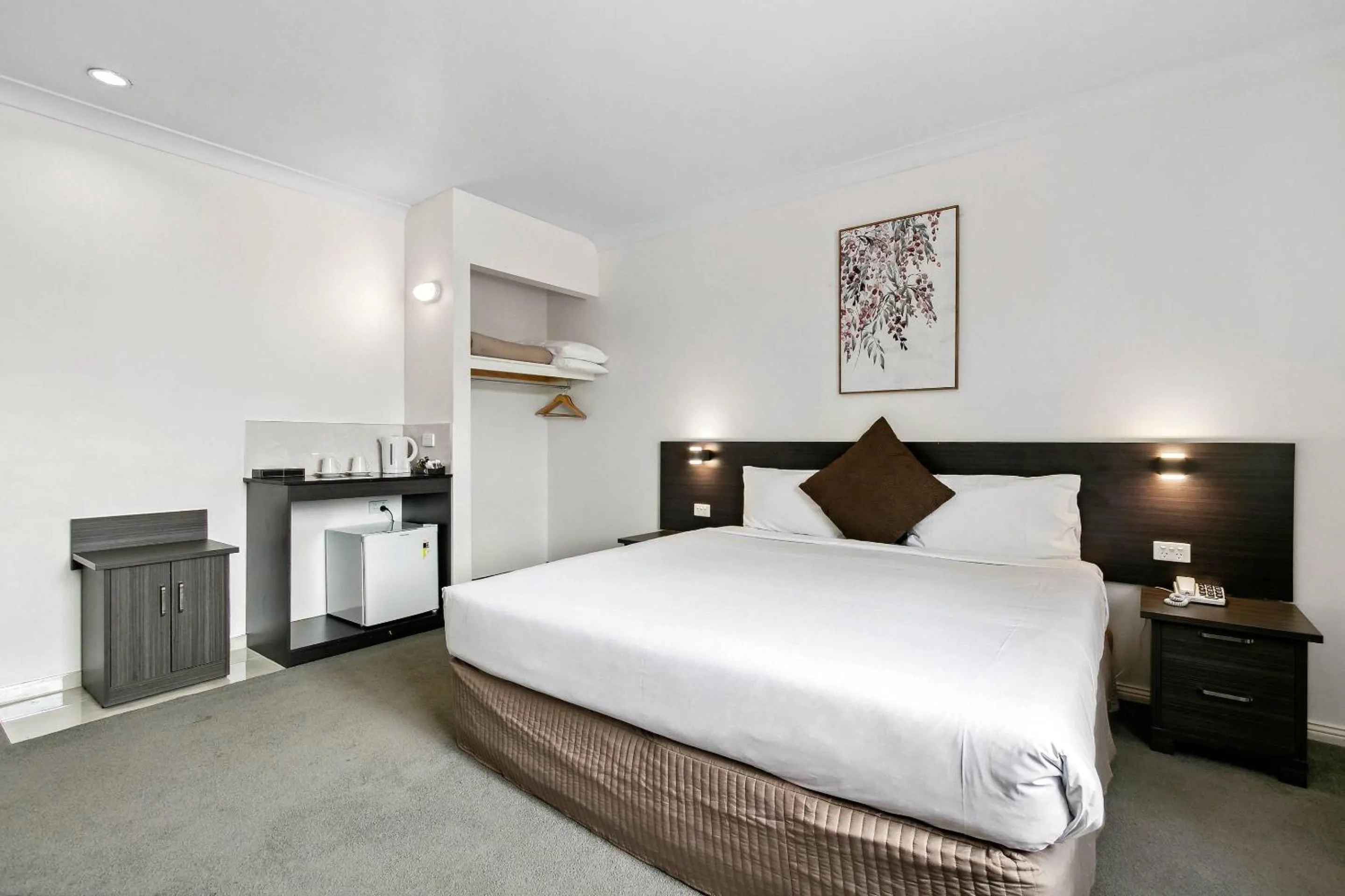 Bedroom, Bed in Comfort Hotel Dandenong
