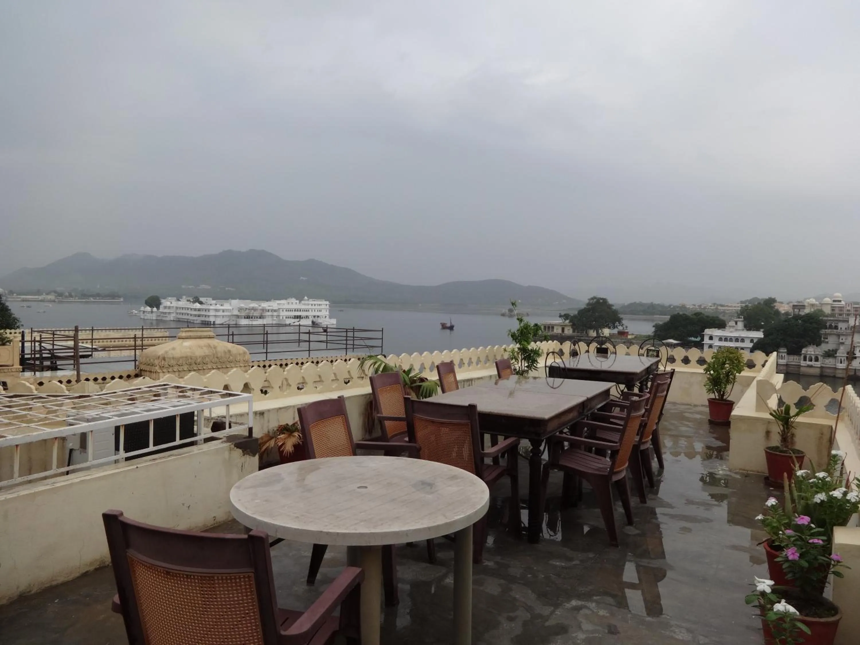 Restaurant/places to eat in Aashiya Haveli