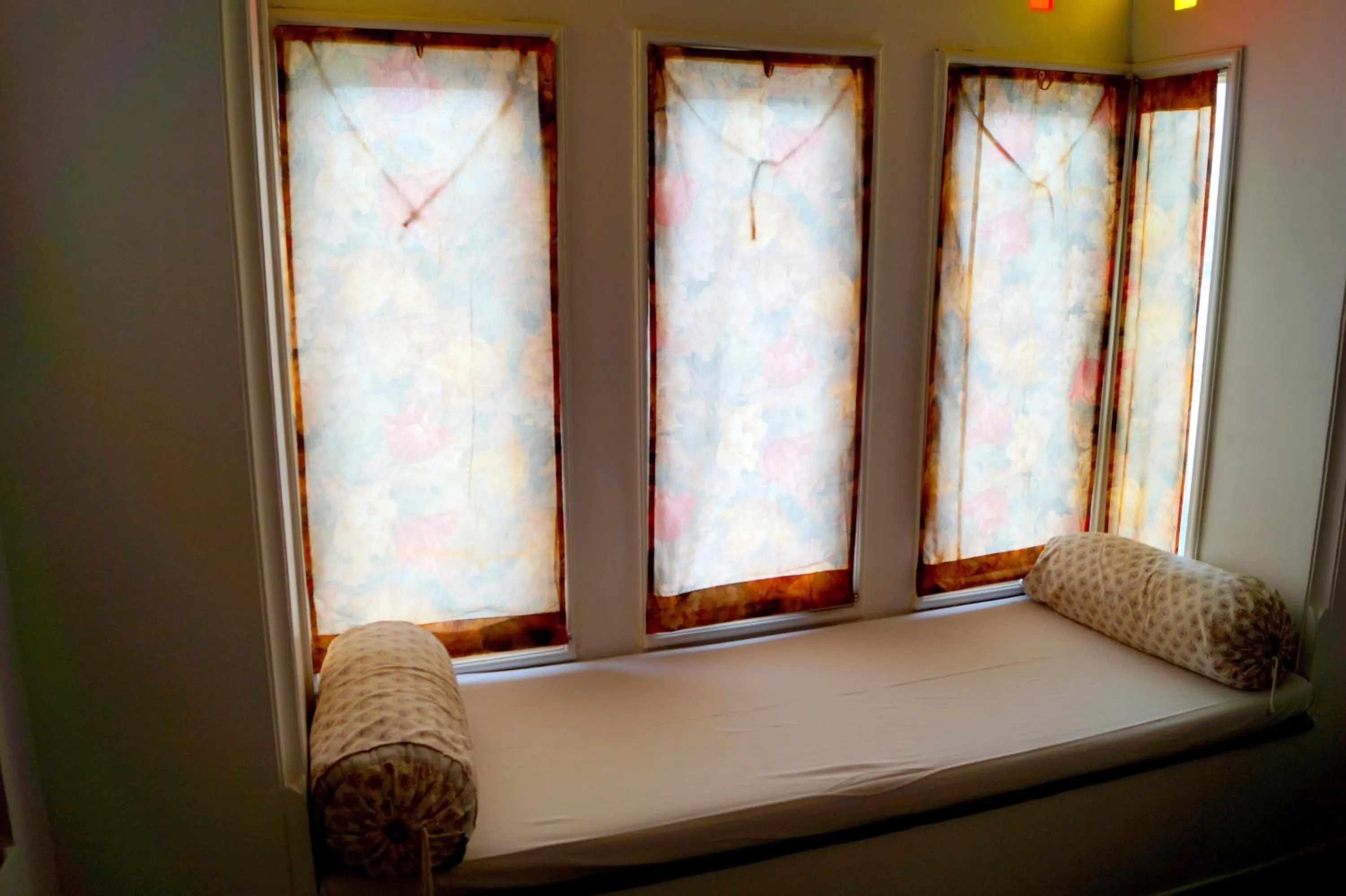 Seating area, Bed in Aashiya Haveli