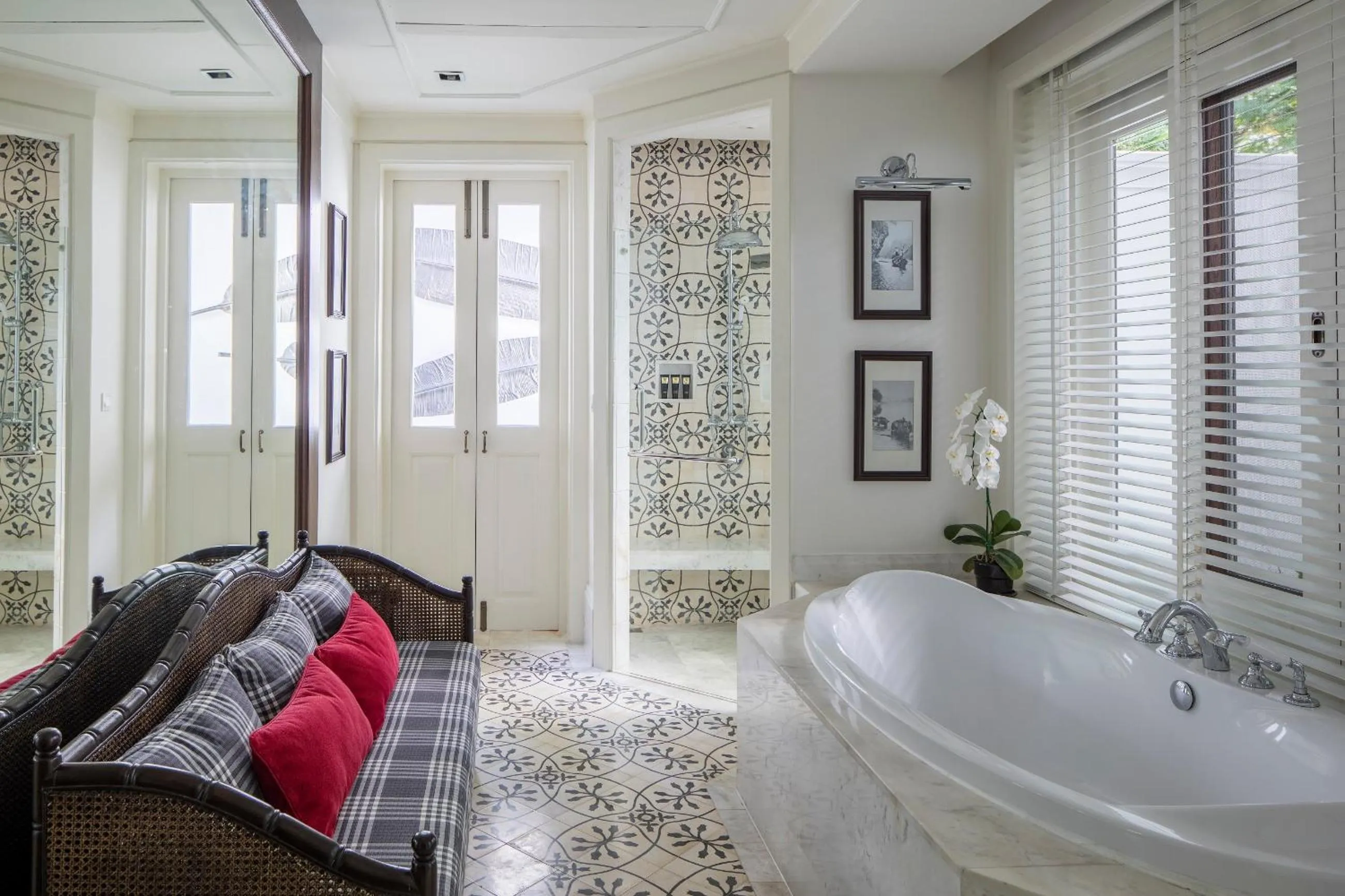 Bath in 137 Pillars House