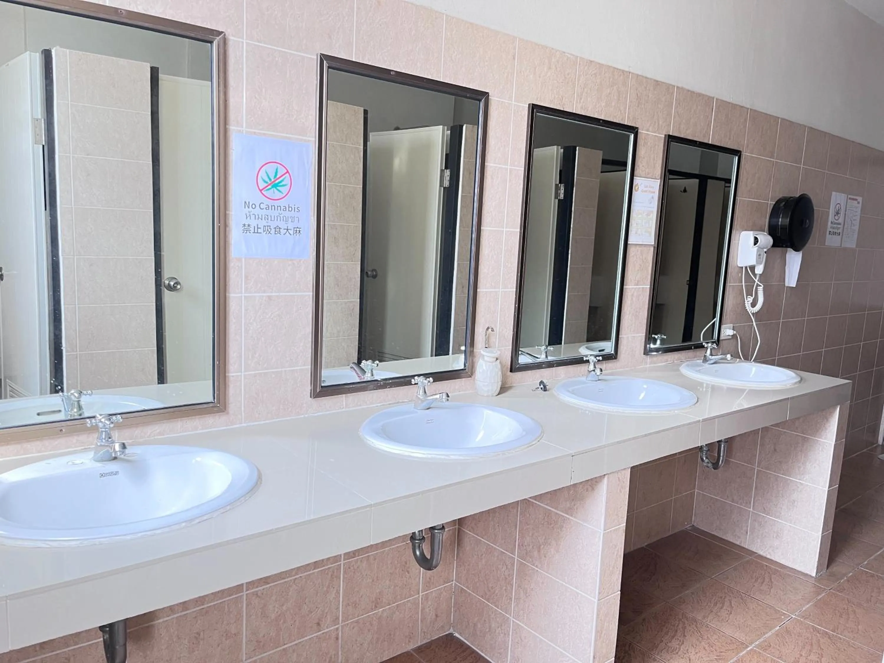 Public Bath in Lub Sbuy Hostel