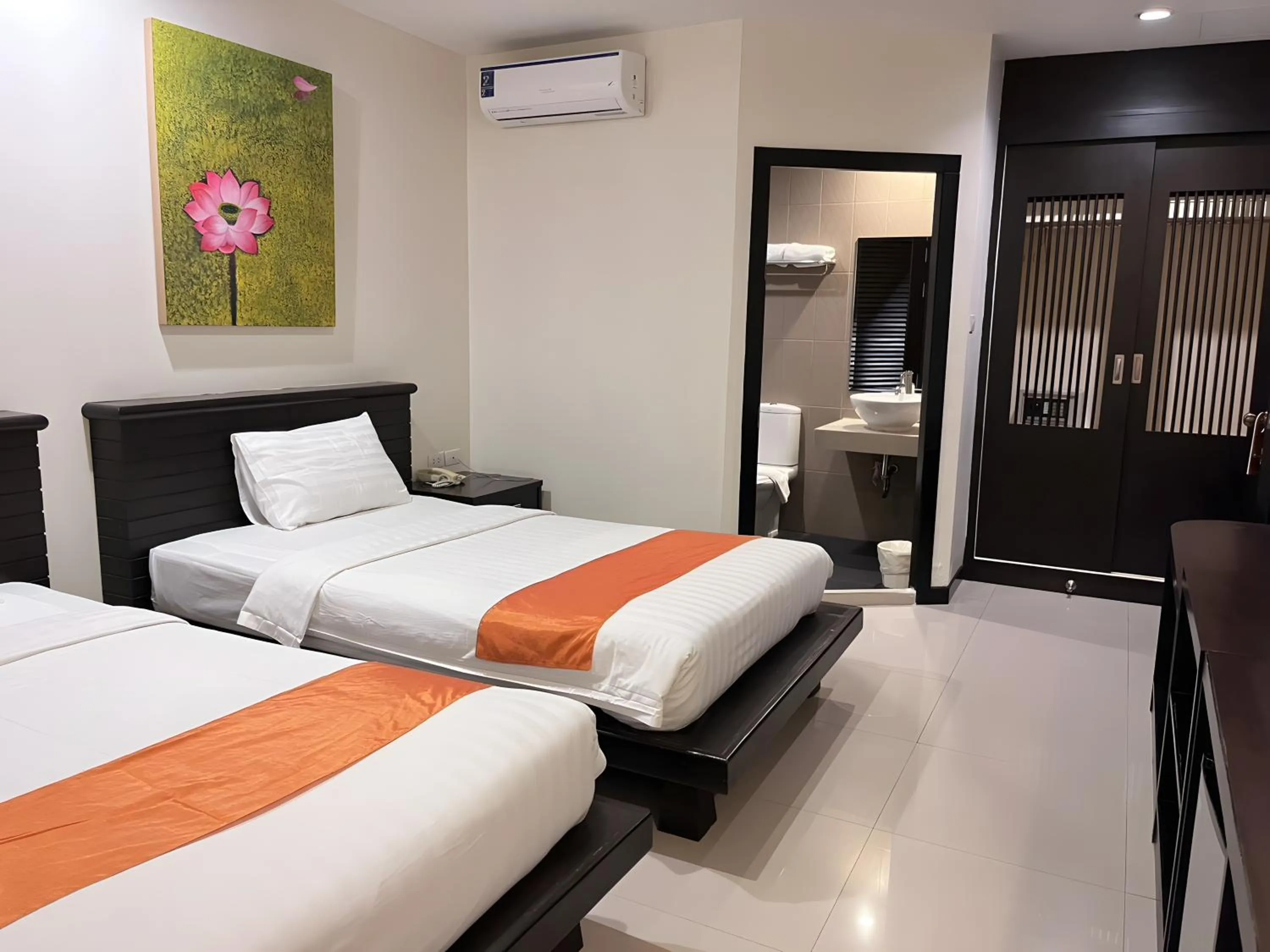 Photo of the whole room, Bed in Lub Sbuy Hostel