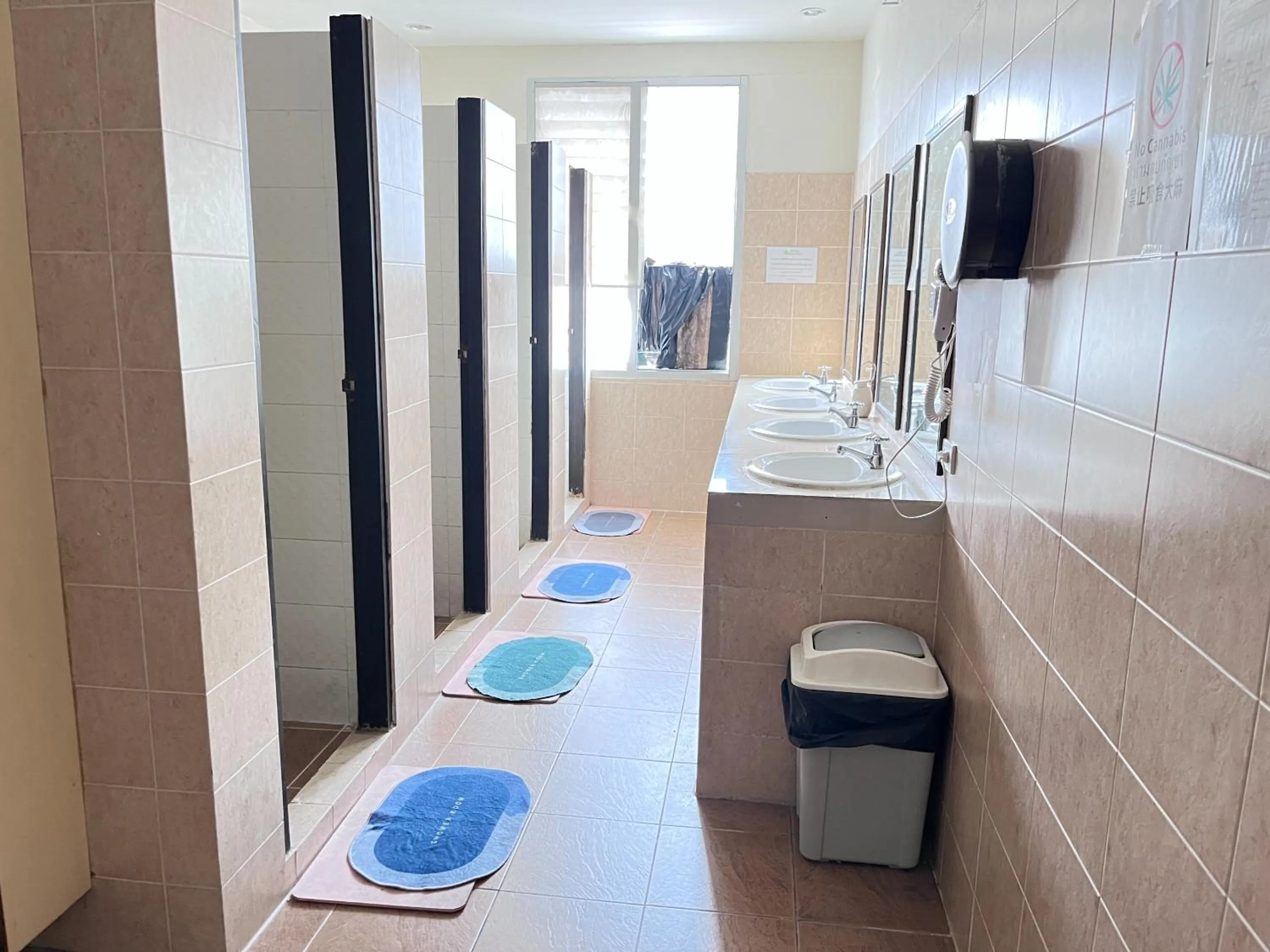 Public Bath in Lub Sbuy Hostel