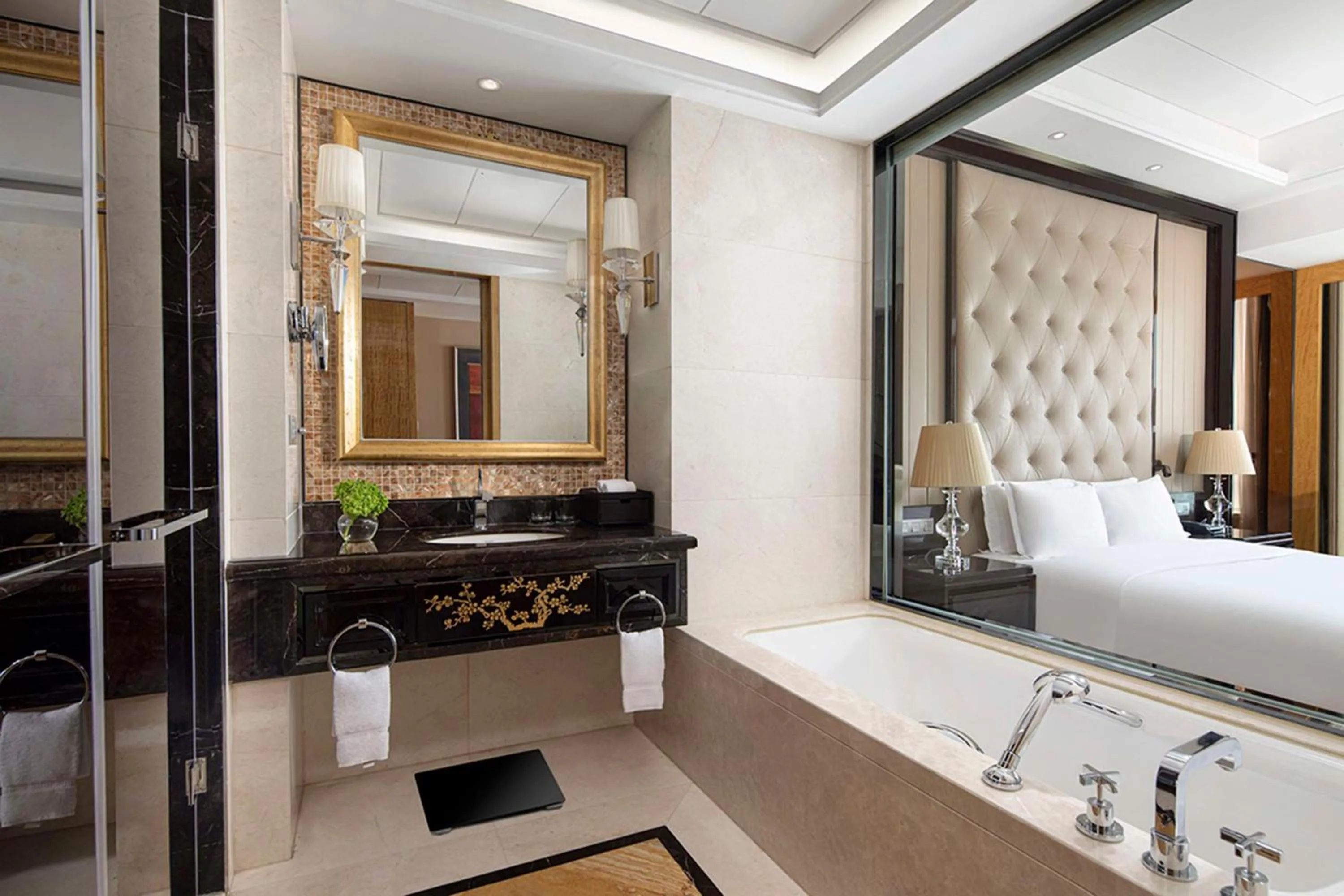 Bathroom, Bed in Hilton Nanjing